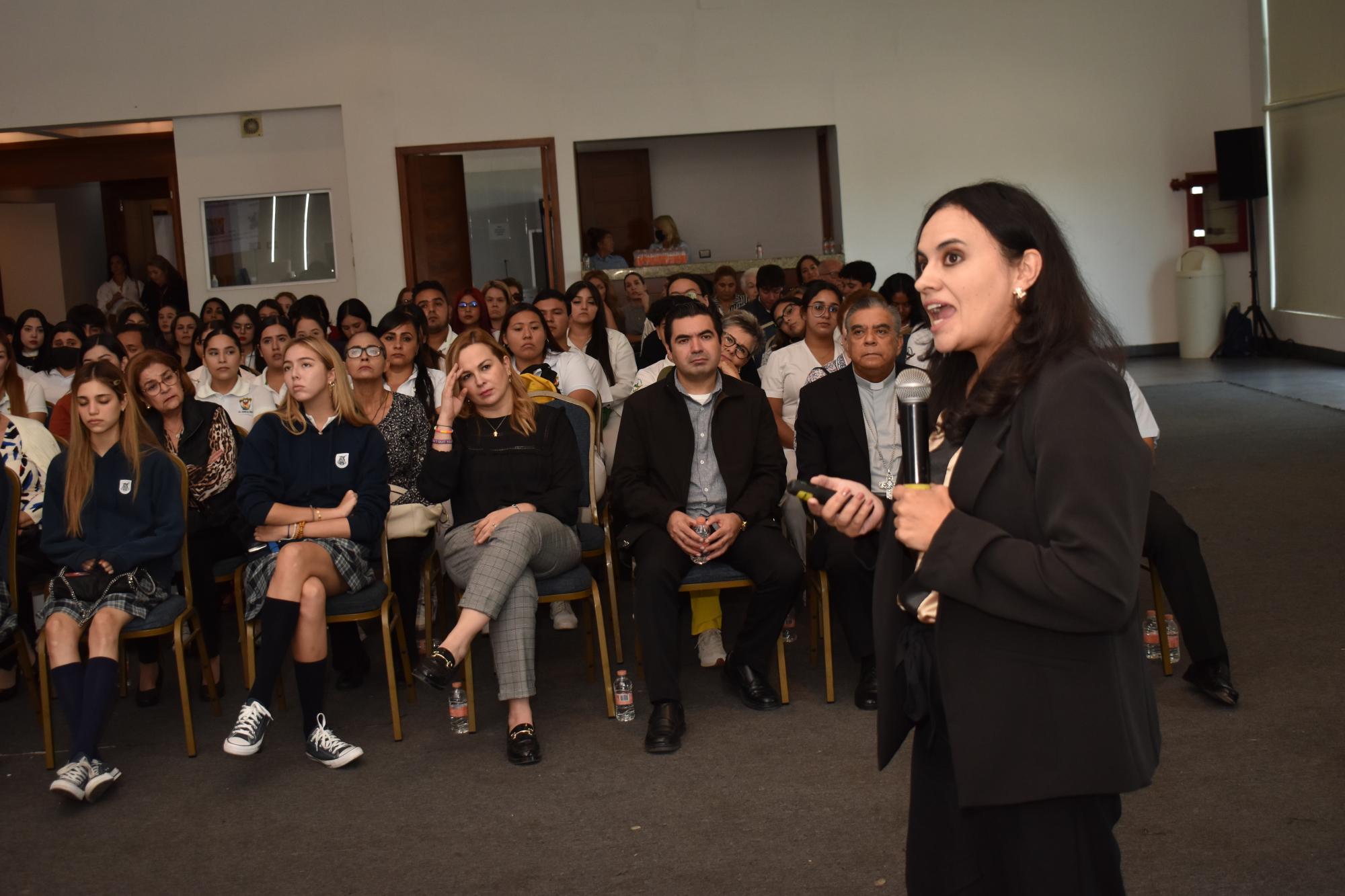 $!Perla Galindo, durante la charla.