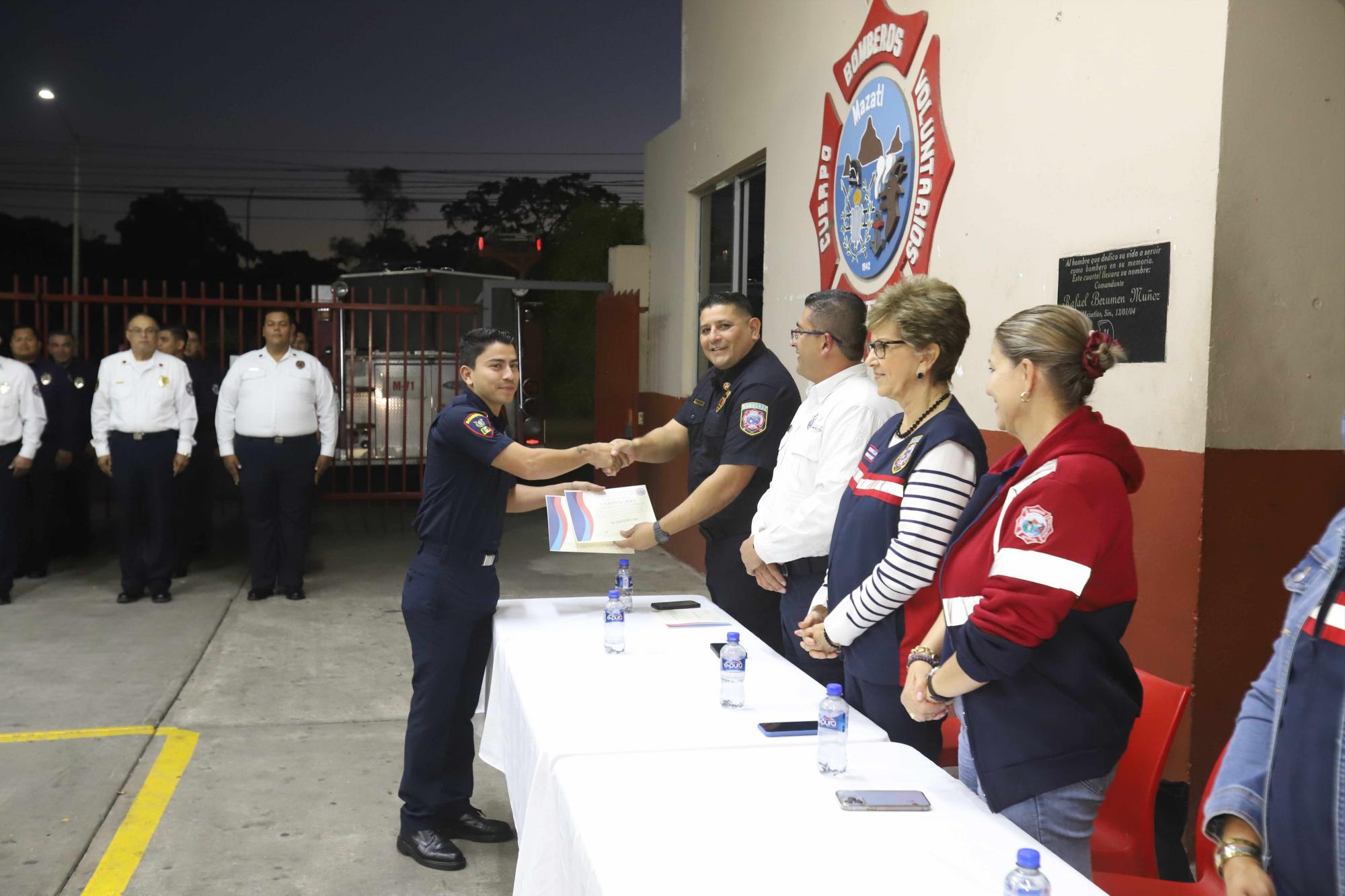 $!Enrique Ulivarría recibe su certificado del grado de Bombero.