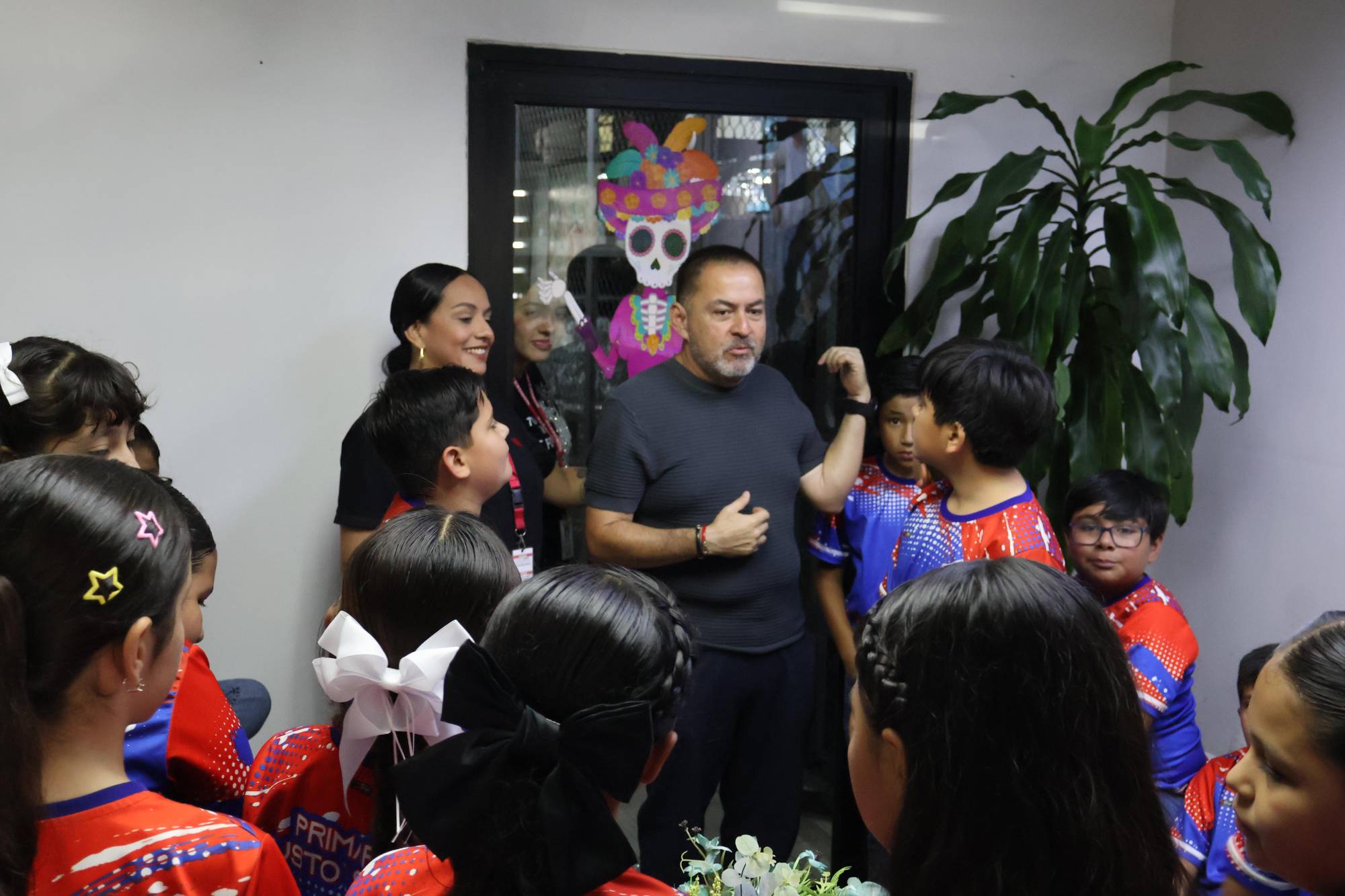 $!Jesús Herrera, jefe de información de Noroeste Mazatlán, da la bienvenida a los niños.