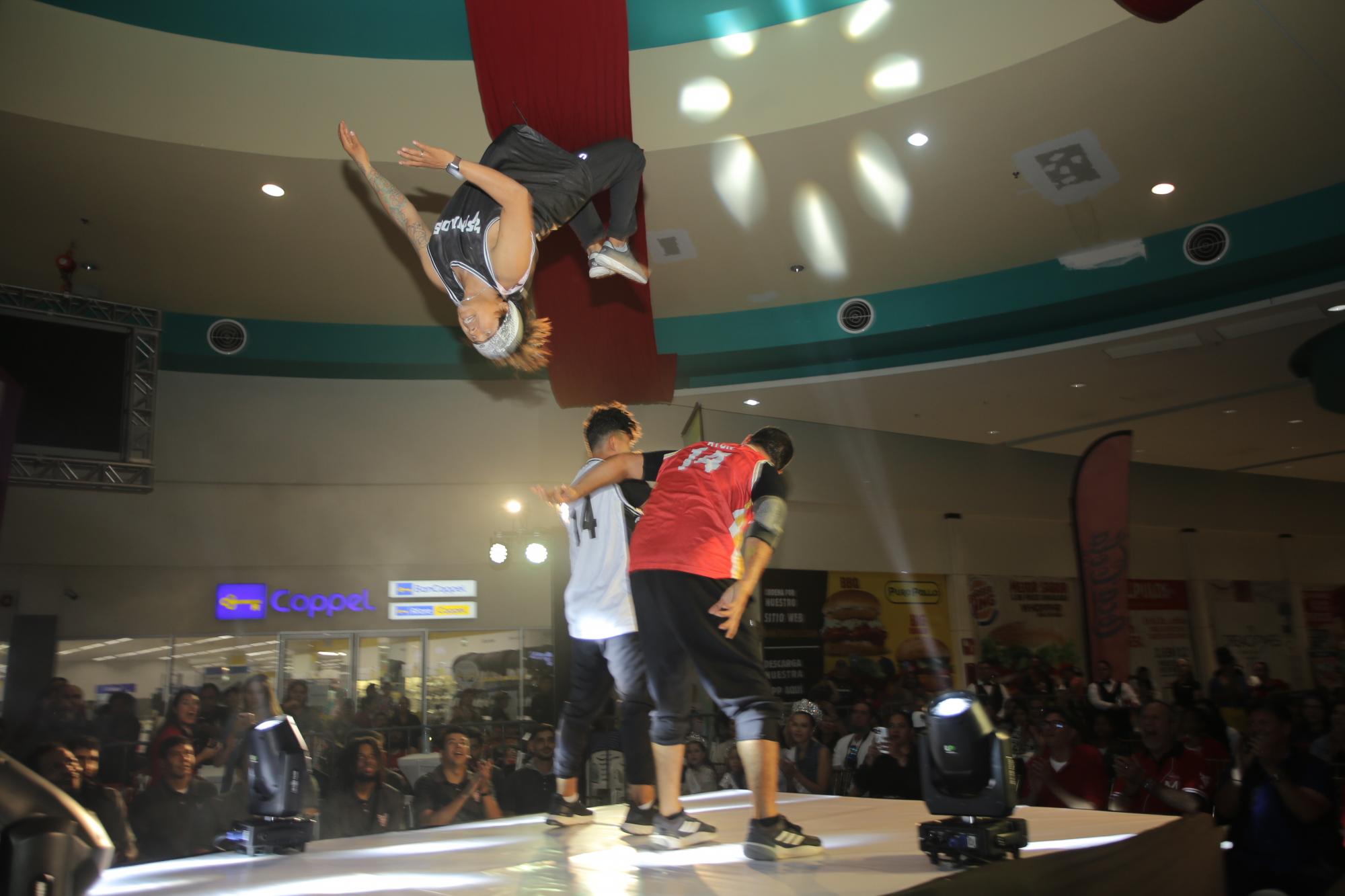 $!Una serie de acrobacias realizaron los jóvenes bailarines.