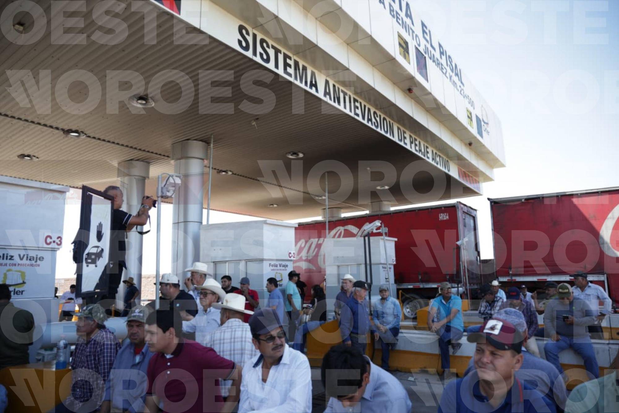 $!Productores toman casetas y liberan peaje en cuatro municipios de Sinaloa