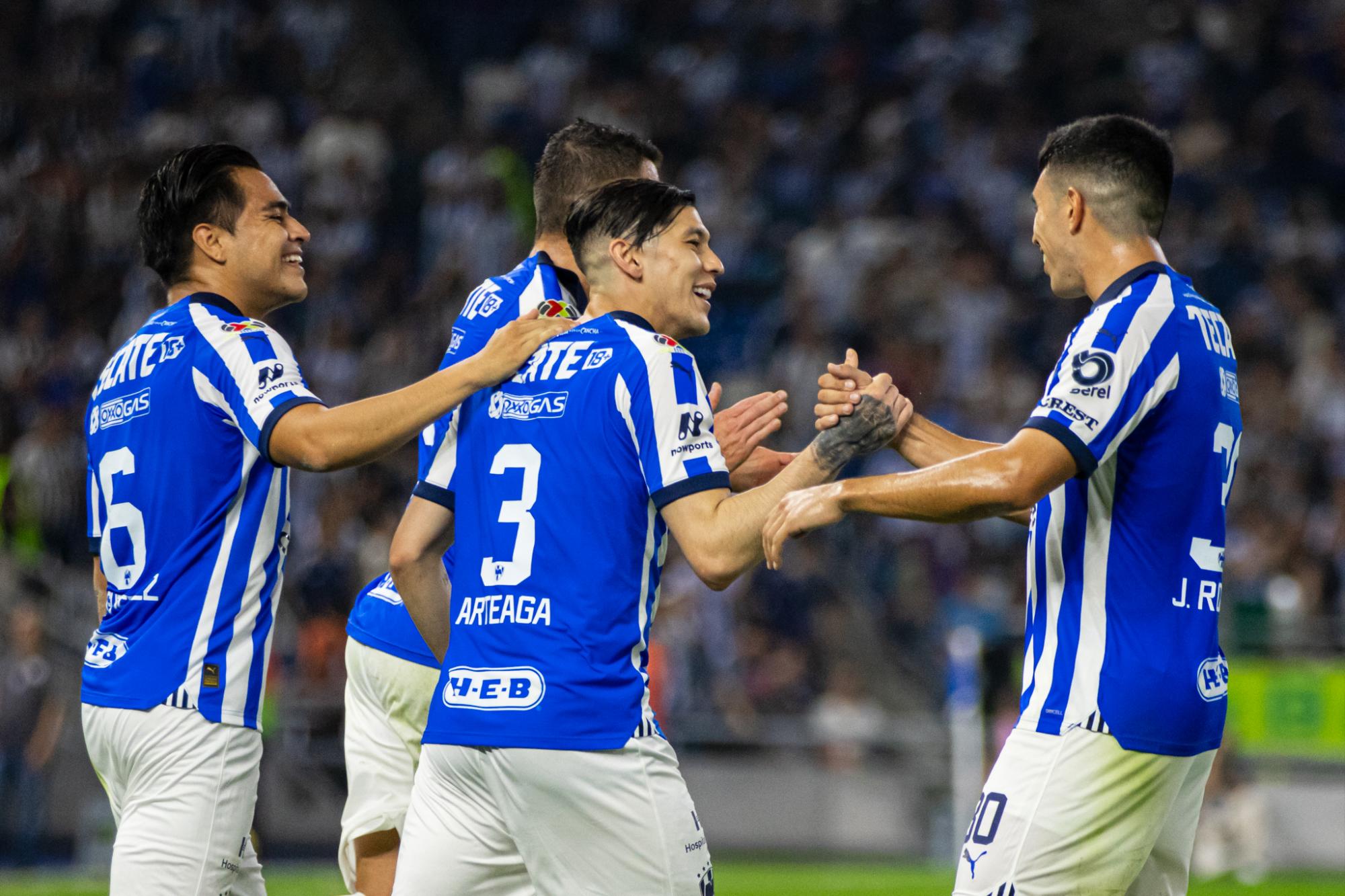 $!Rayados golea a Pumas y es líder de la competencia