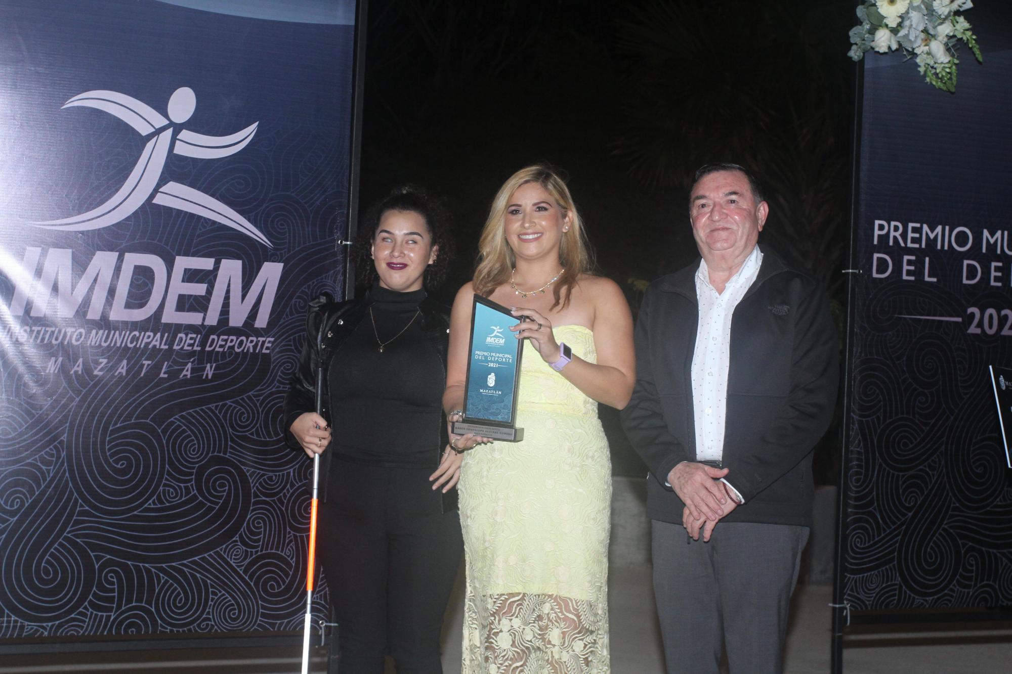 $!Claudia Aguirre y Karen Aguirre recibe la distinción de manos de Marcos Salaiza.