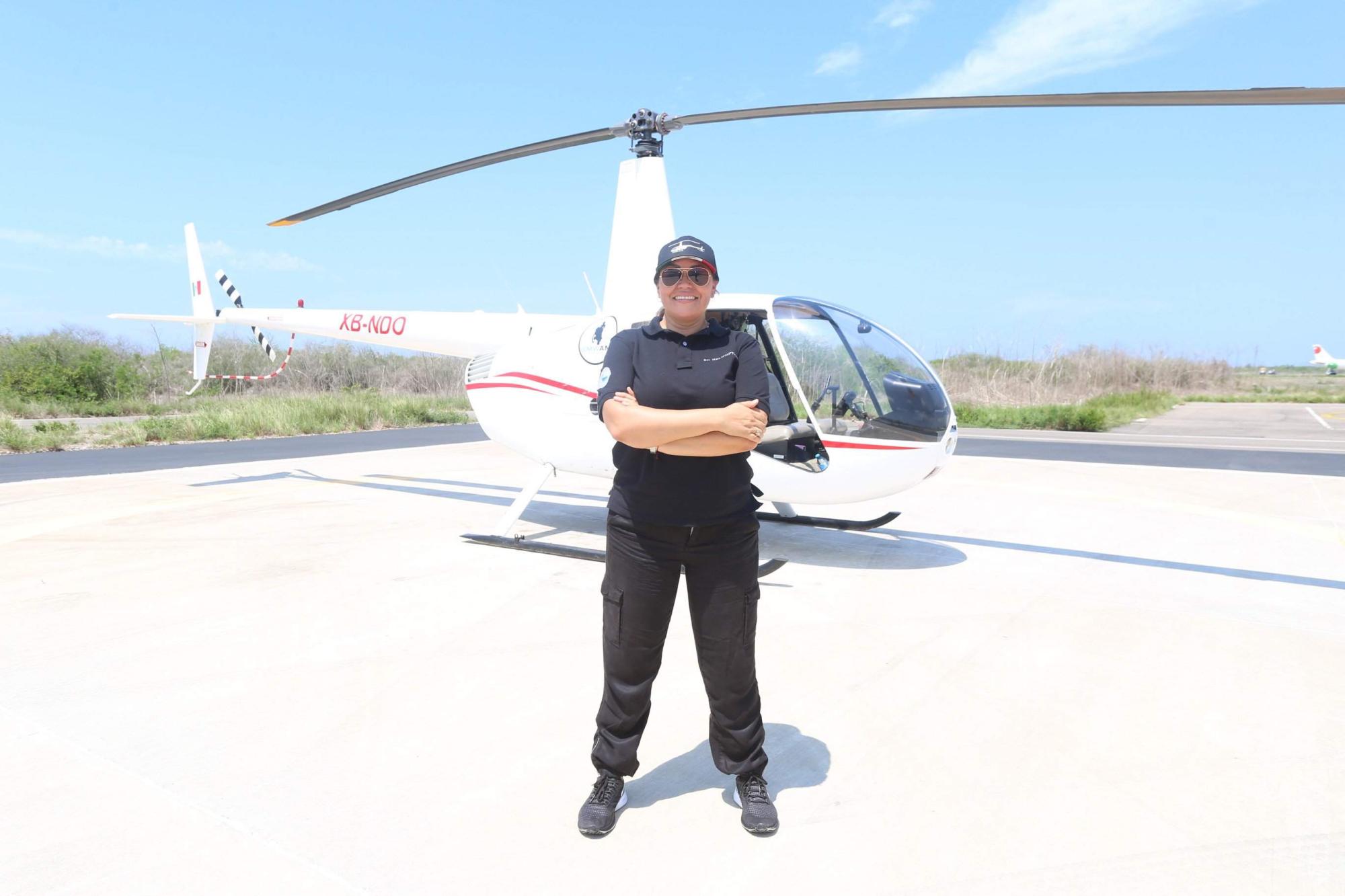 $!Martha Gabriela, una mujer de altos vuelos que pilotea un helicóptero en Mazatlán