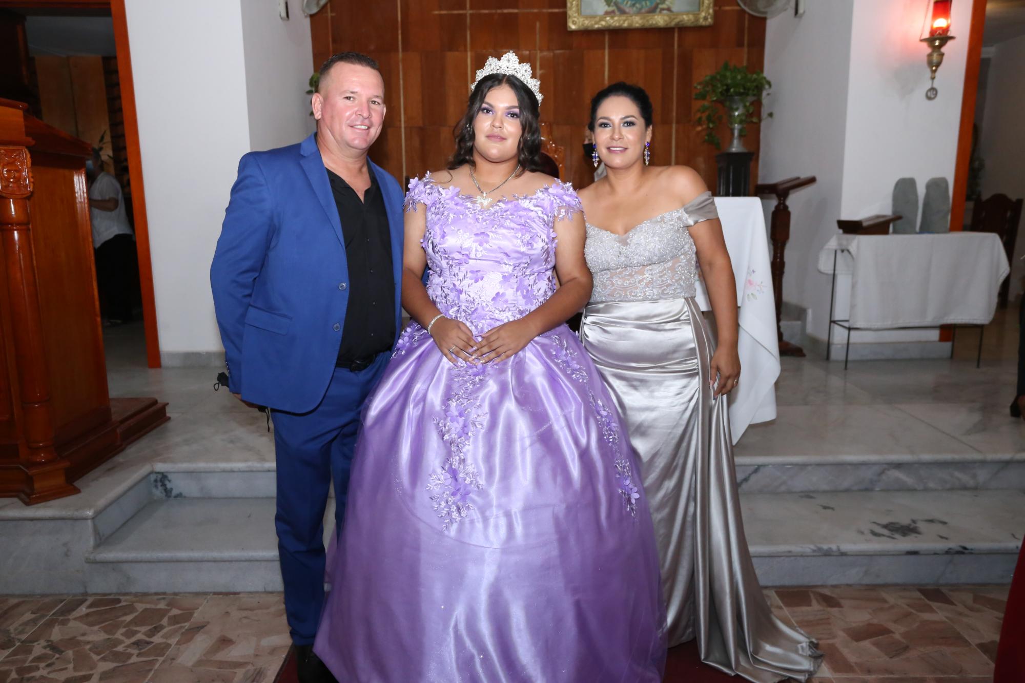 $!Ciara entre sus padres, Óscar Federico Ornelas y Yolanda Portillo de Ornelas.