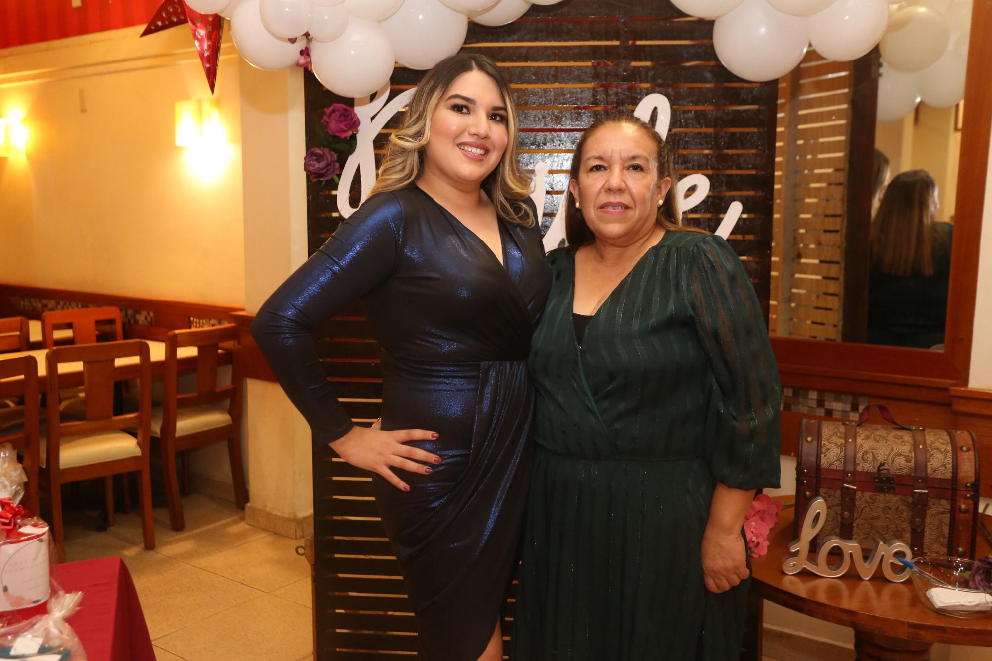 $!La futura novia de enero con su mamá, Rosy Canizález Bernal.