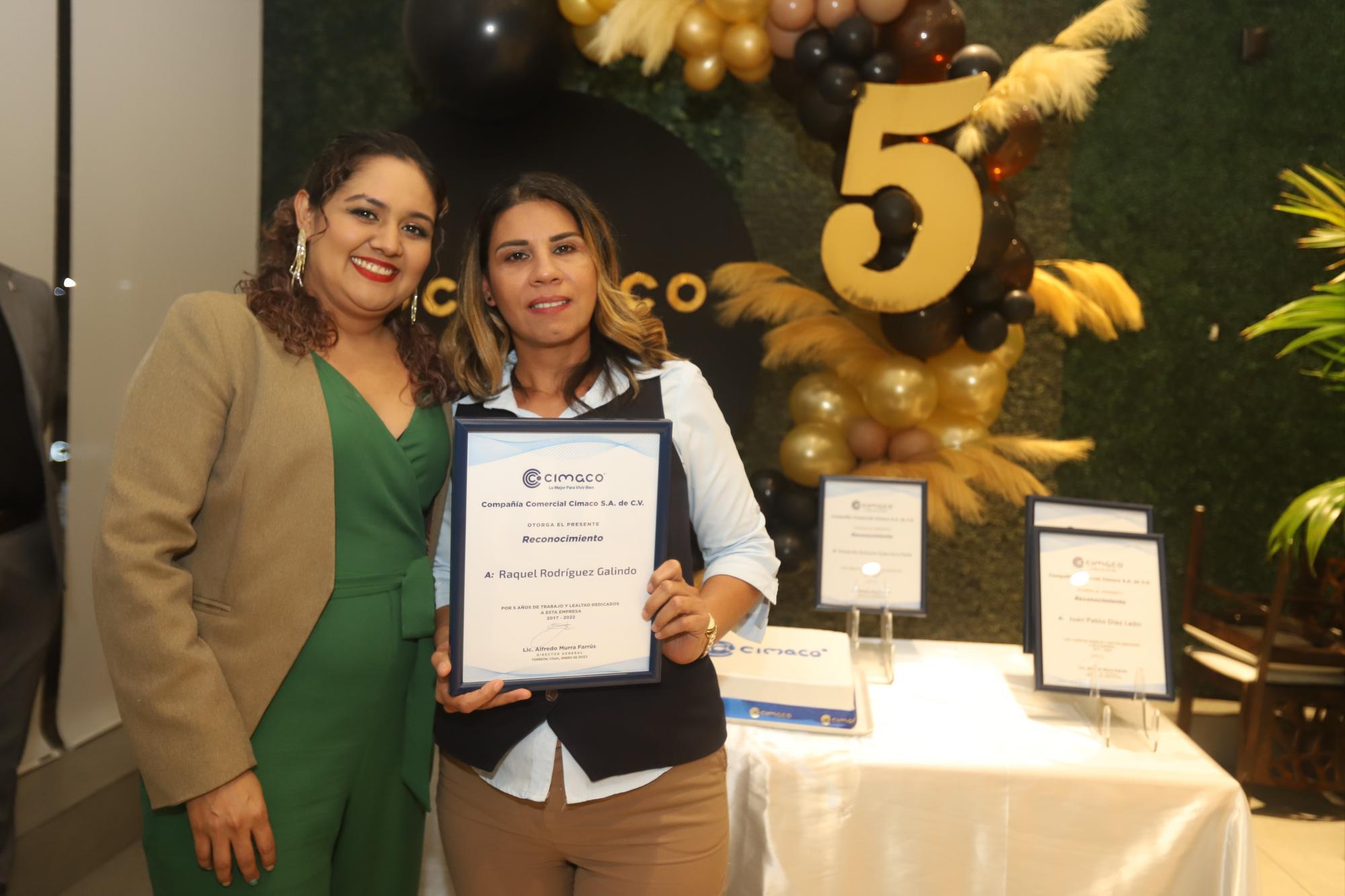 $!Yuriana Contreras entrega el reconocimiento a Raquel Rodríguez Galindo.