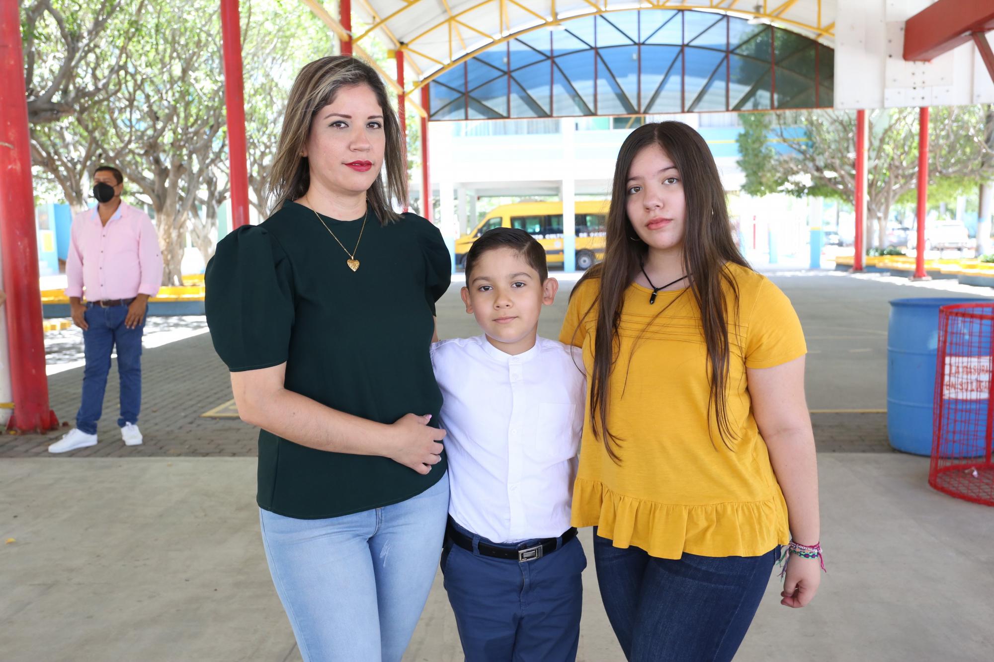 $!Íker Paúl Tirado Tirado entre su mamá, Angélica Tirado Velázquez, y su hermana, Annika Daniela Tirado Tirado.