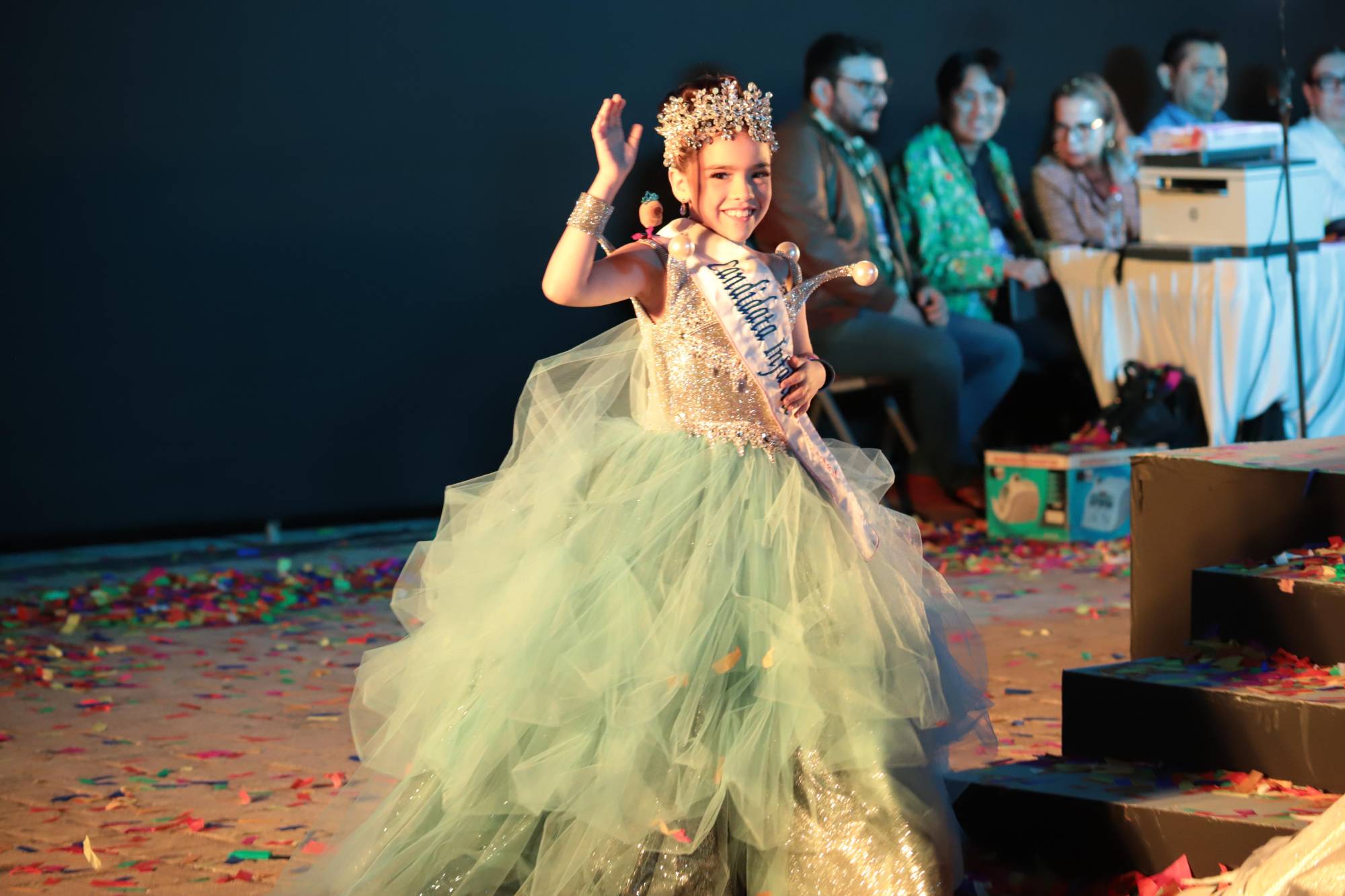 $!Ximena Lizárraga obtuvo la corona de Reina de la Poesía del Carnaval Internacional de Mazatlán 2025.
