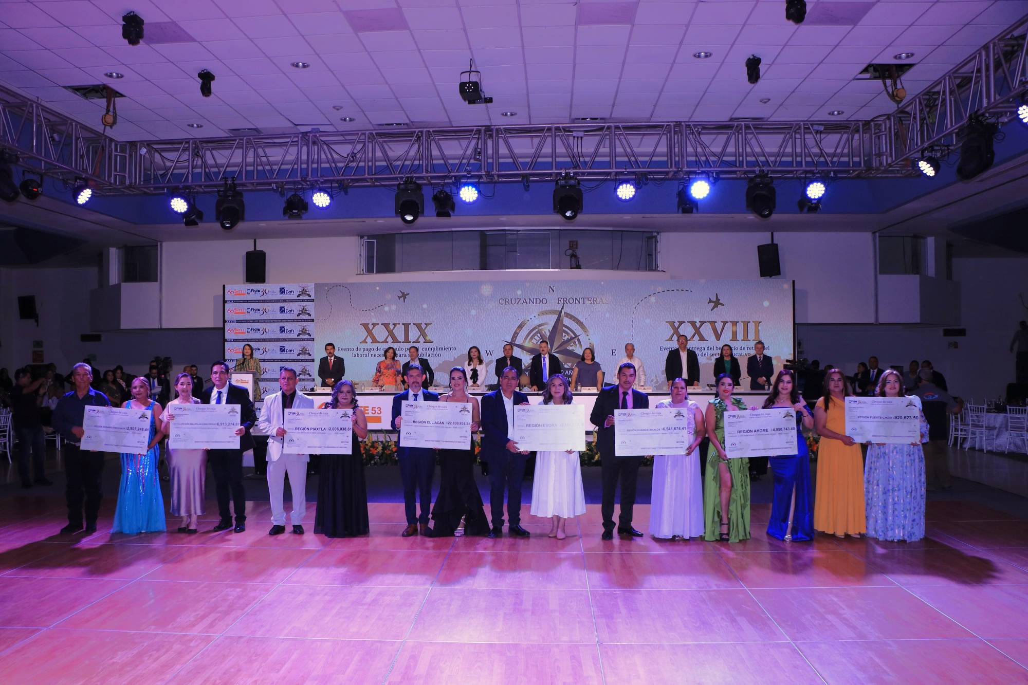 $!Representantes de cada una de las regiones que recibieron cheques simbólicos por concepto de beneficio de Jubilación o Retiro.