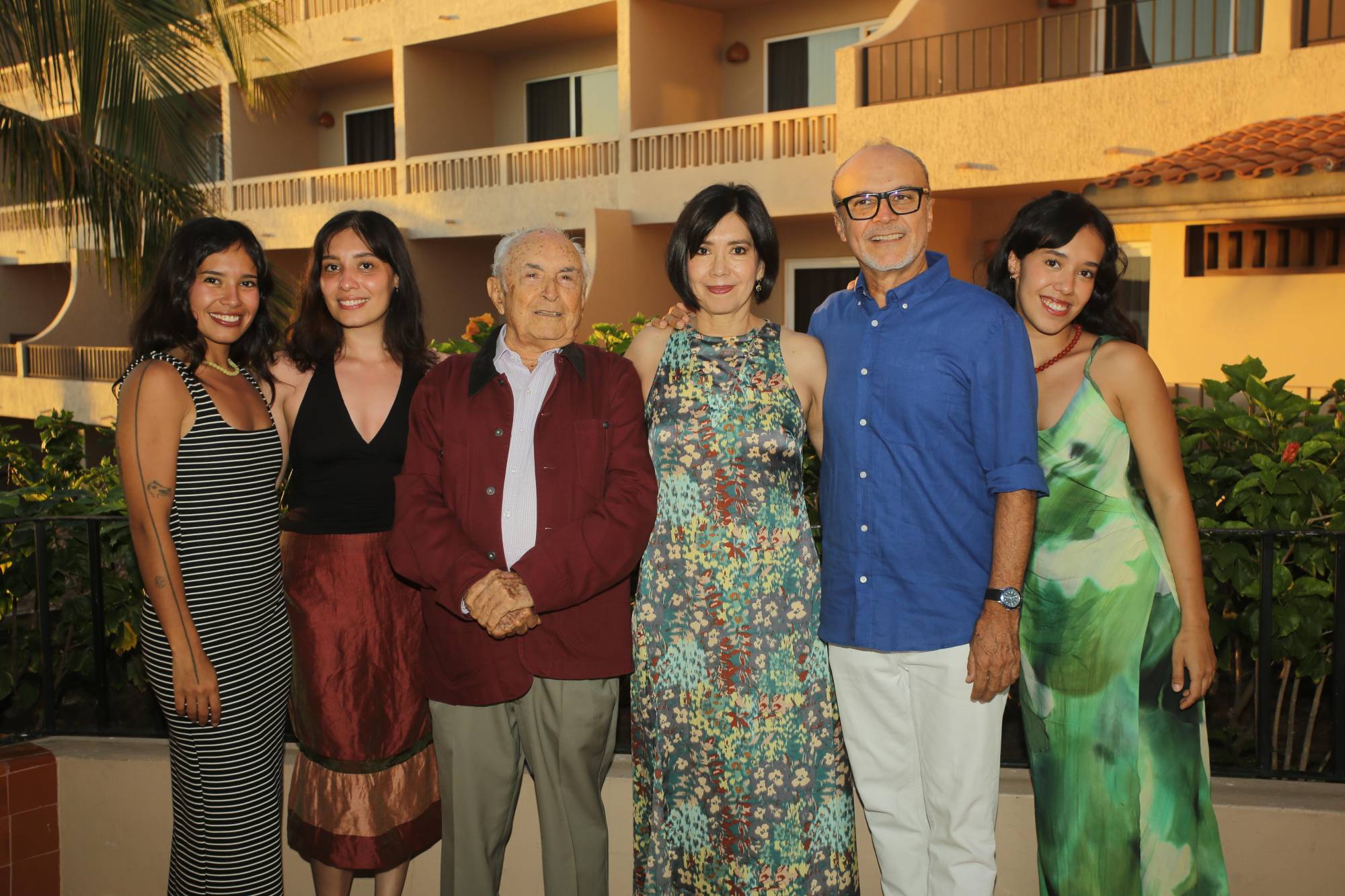 $!El cumpleañero entre los López Ley: Daniela, Carito, Carolina, Jesús Daniel y Victoria.