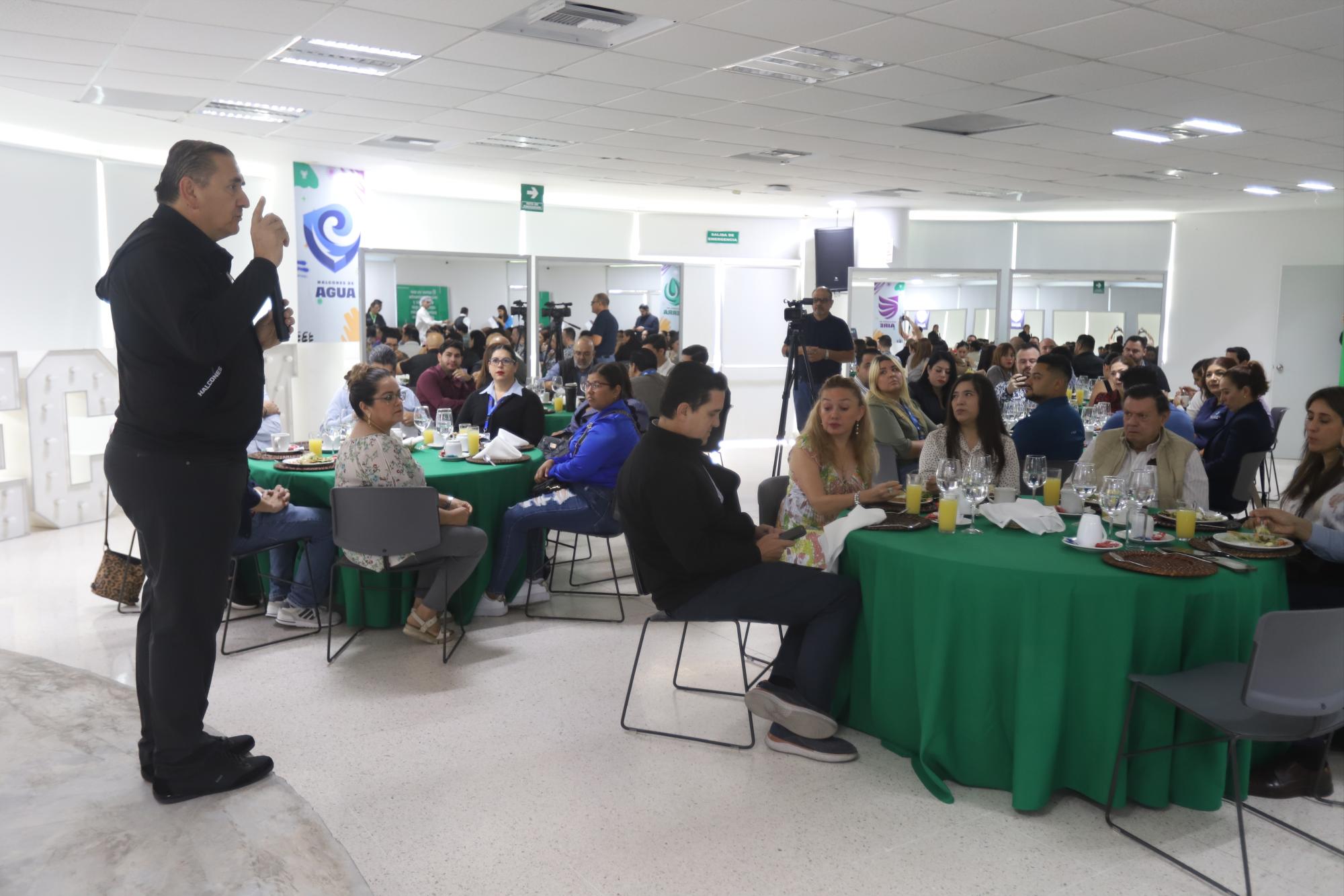 $!Óscar García, director de Tecmilenio Campus Mazatlán, dio la bienvenida a los asistentes.