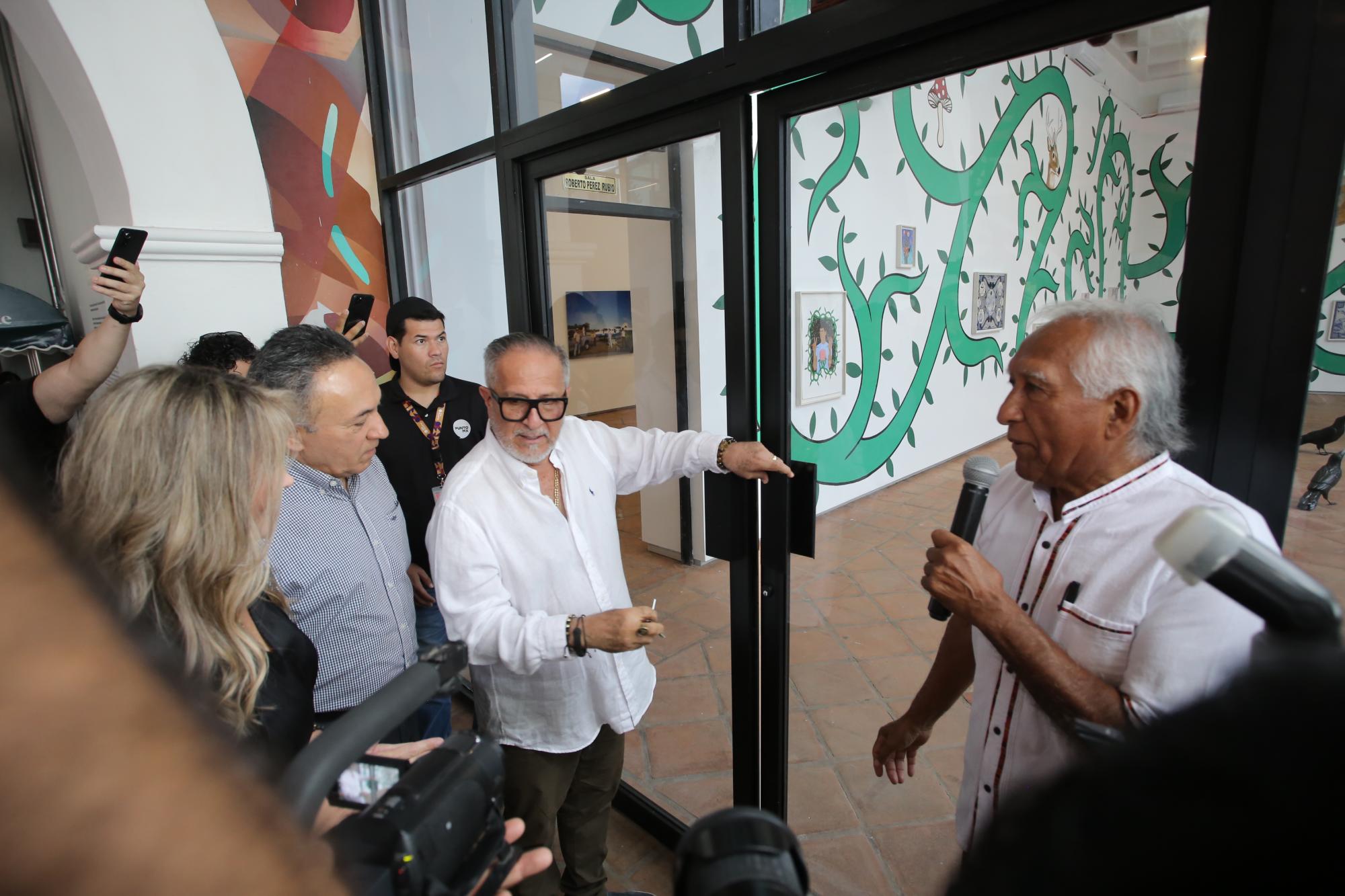 $!Los anfitriones al momento de abrir las puertas de las Galerías Antonio López Sáenz y Roberto Pérez Rubio, del recinto ubicado en la Venustiano Carranza.
