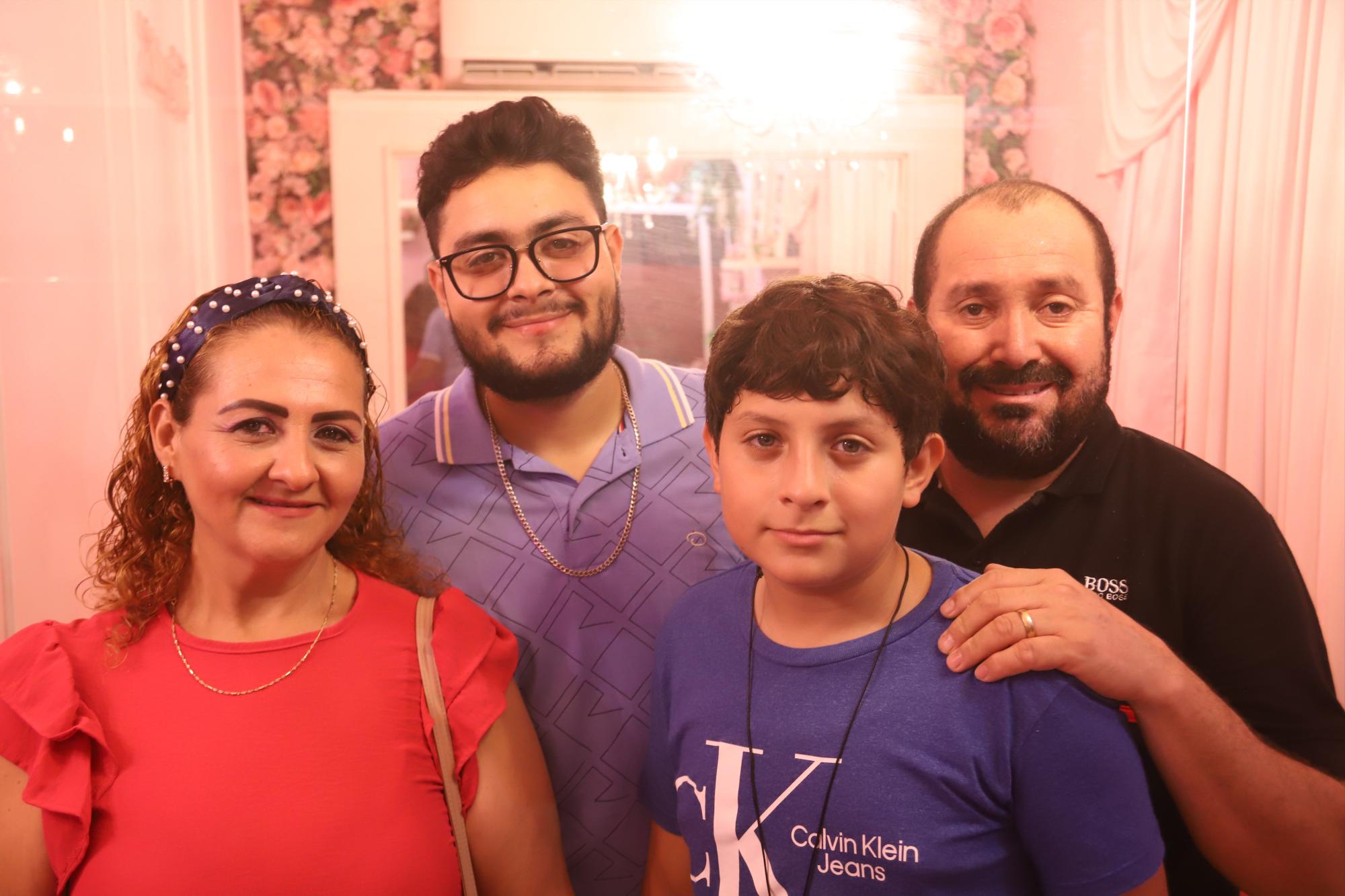 $!Wendy Chavarin y Arturo Navarro con sus hijos Ezequiel y Mario Alonso.