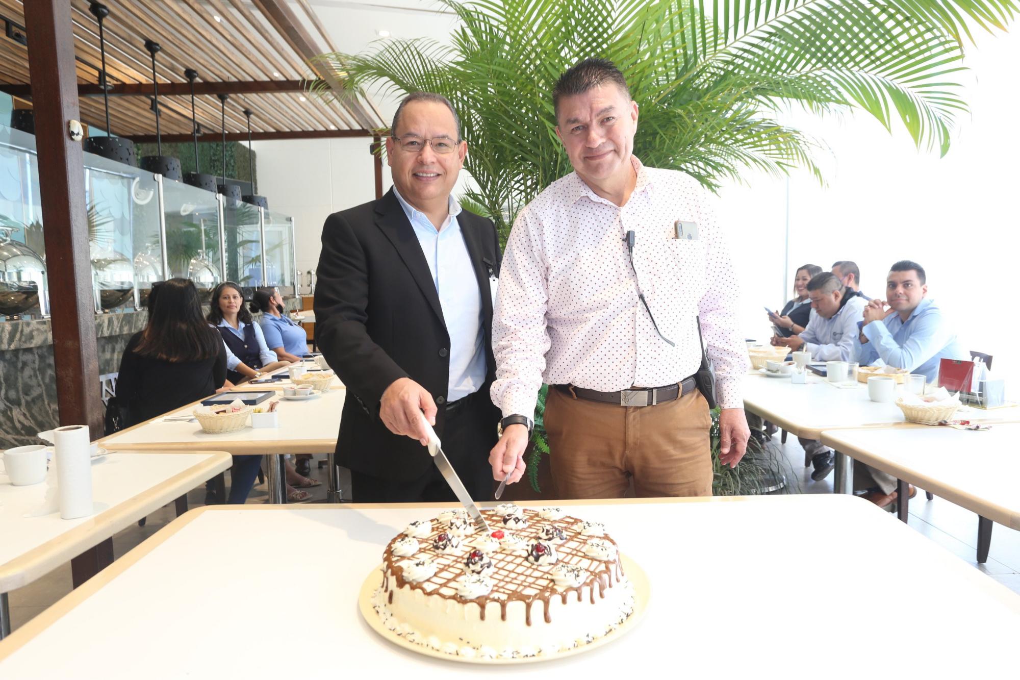 $!Sergio Horacio Correa y Raúl Gutiérrez realizaron el corte del pastel.