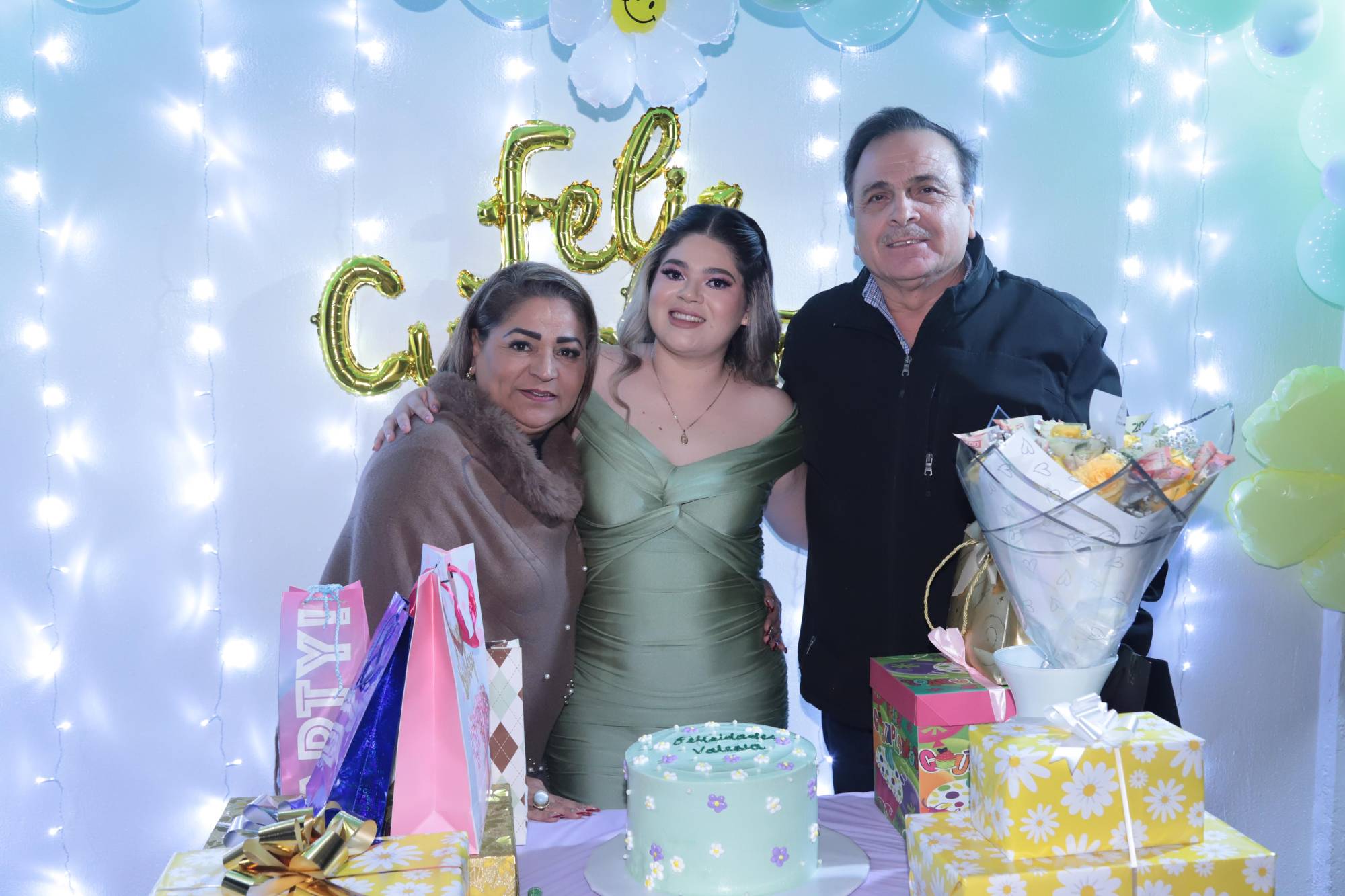 $!Norma Quiroga y Alfredo Beltrán con la cumpleañera.