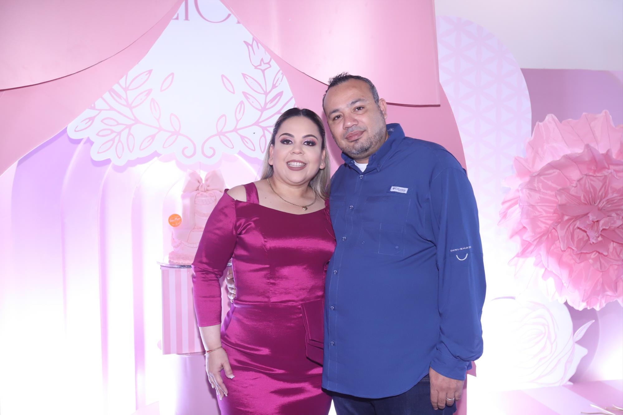 $!Carmen Alicia con su esposo Christian Garcilanzo Langarica.