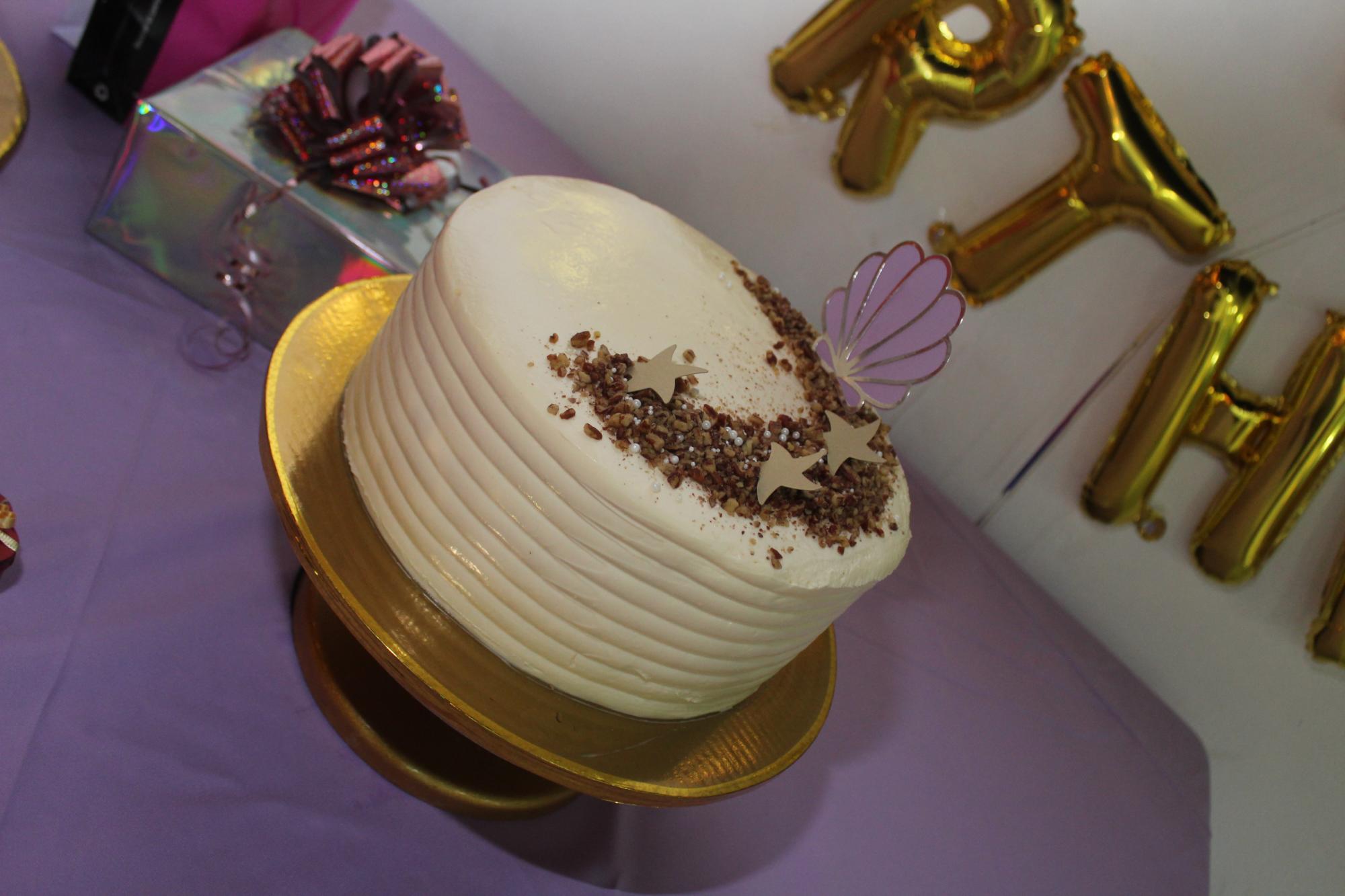 $!Un pastel de vainilla lució en la mesa principal.