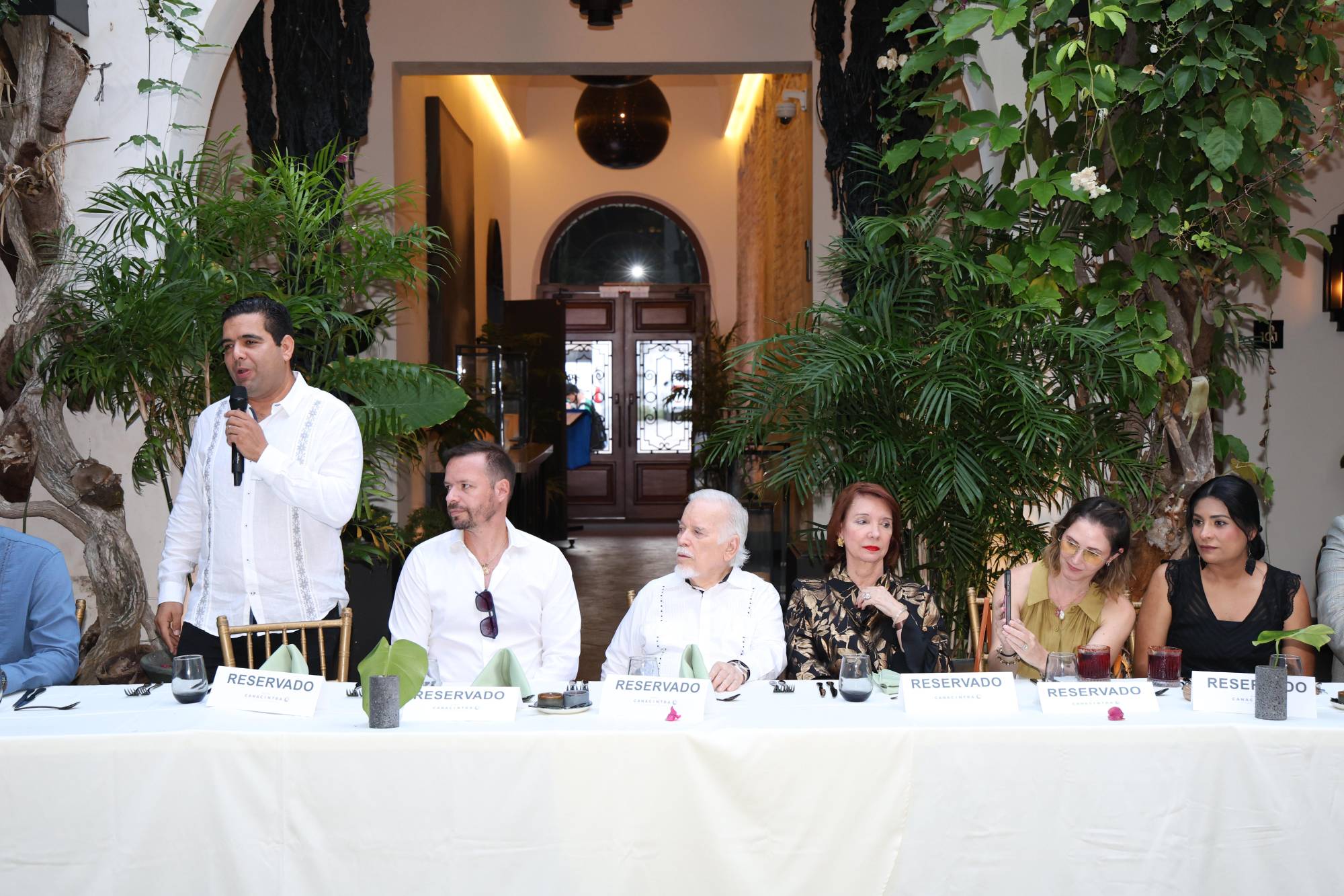 $!Mauricio Aguilar expresa unas palabras de bienvenida al empresario Gustavo de la Garza, invitado a Mazatlán, para compartir una charla en el evento “El Camino de las Leyendas” organizado por Canacintra Mazatlán.