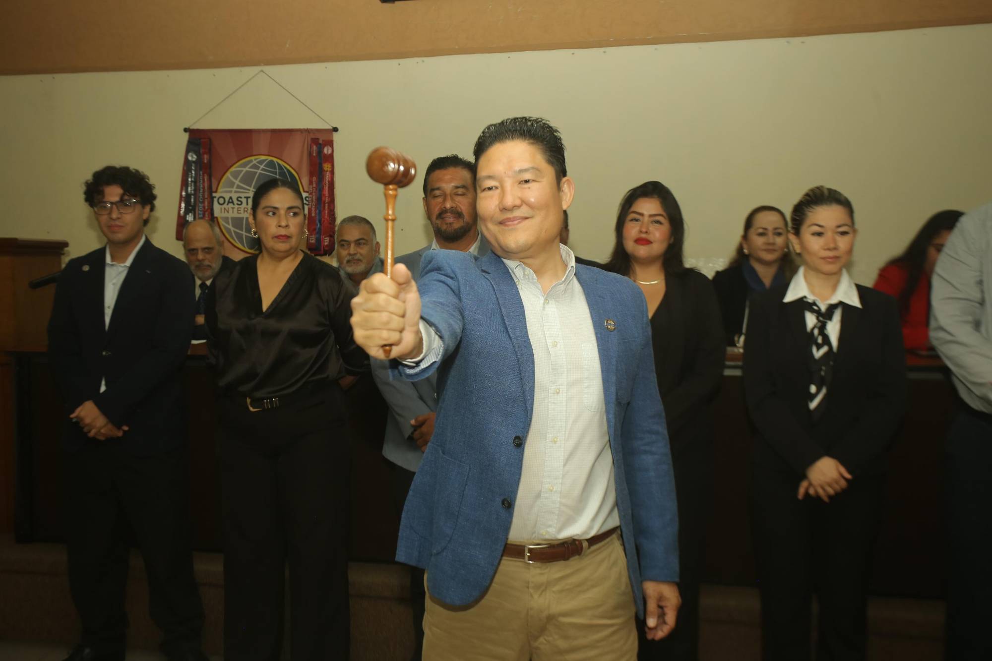 $!Eduardo Yoshii Kasuga recibió el mazo de liderazgo durante la ceremonia de toma de protesta del nuevo comité ejecutivo.
