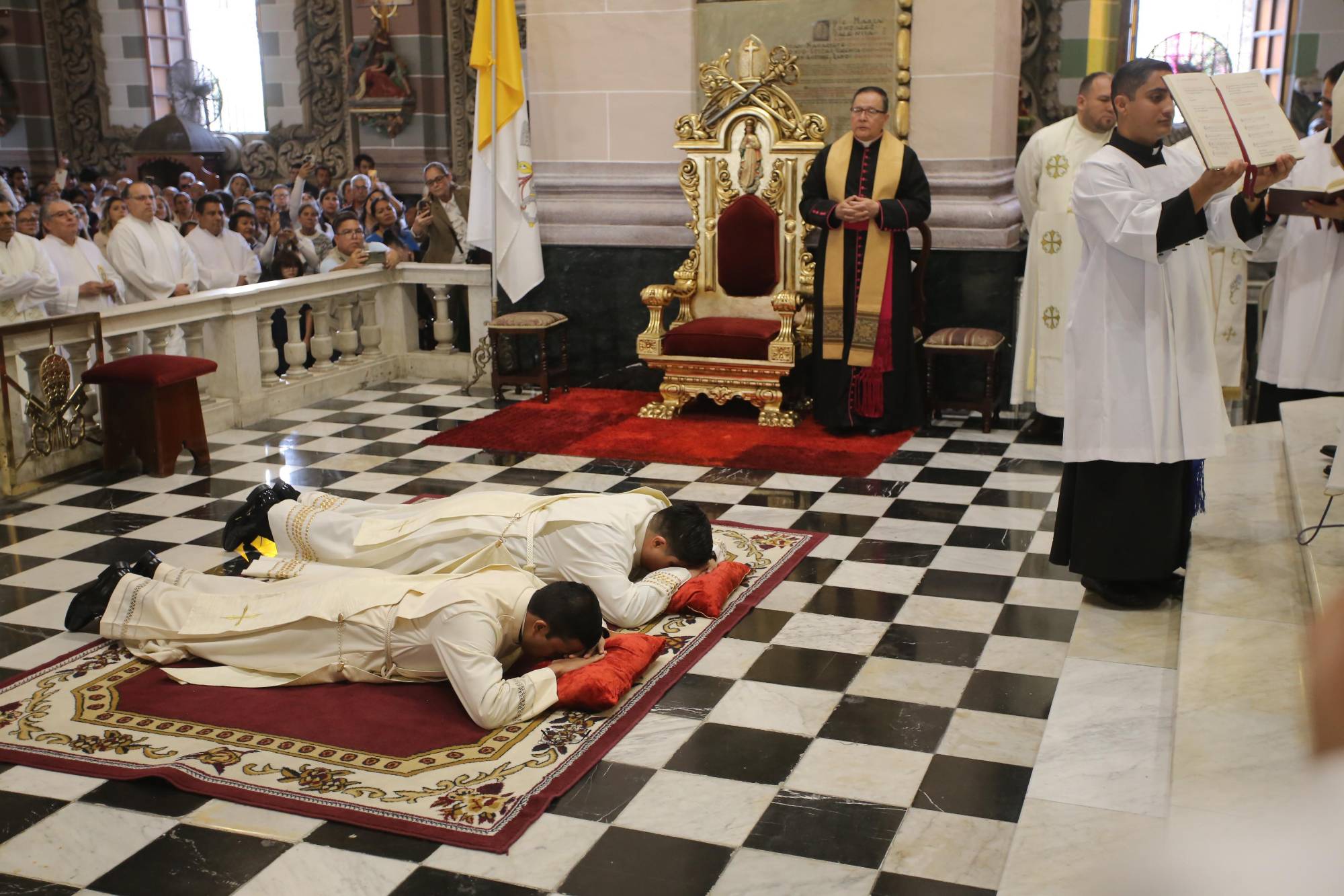 $!Los nuevos sacerdotes durante su ceremonia de ordenación.