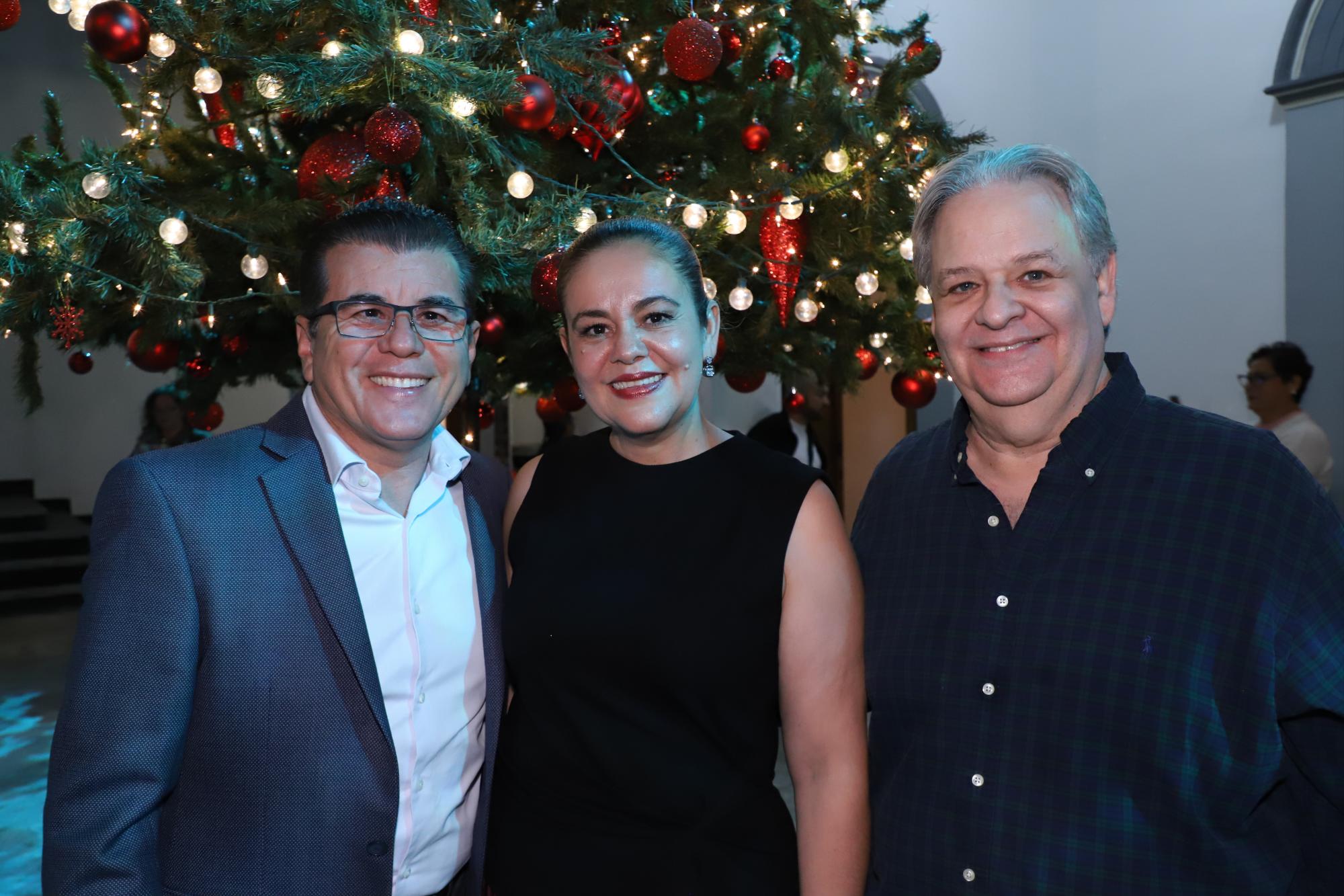 $!Édgar González Zataráin y su esposa María Teresa Apodaca junto a Raúl Rico, director del Instituto Municipal de Cultura.