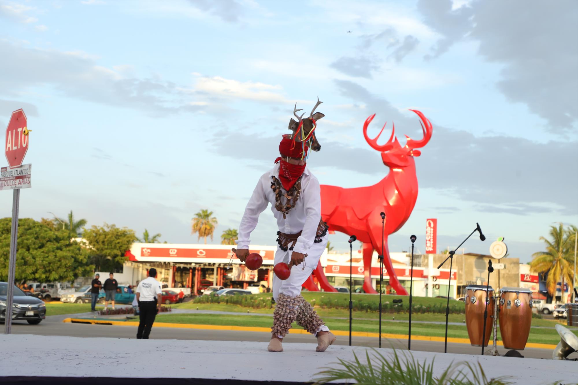 $!La danza del venado fue ejecutada en el evento.