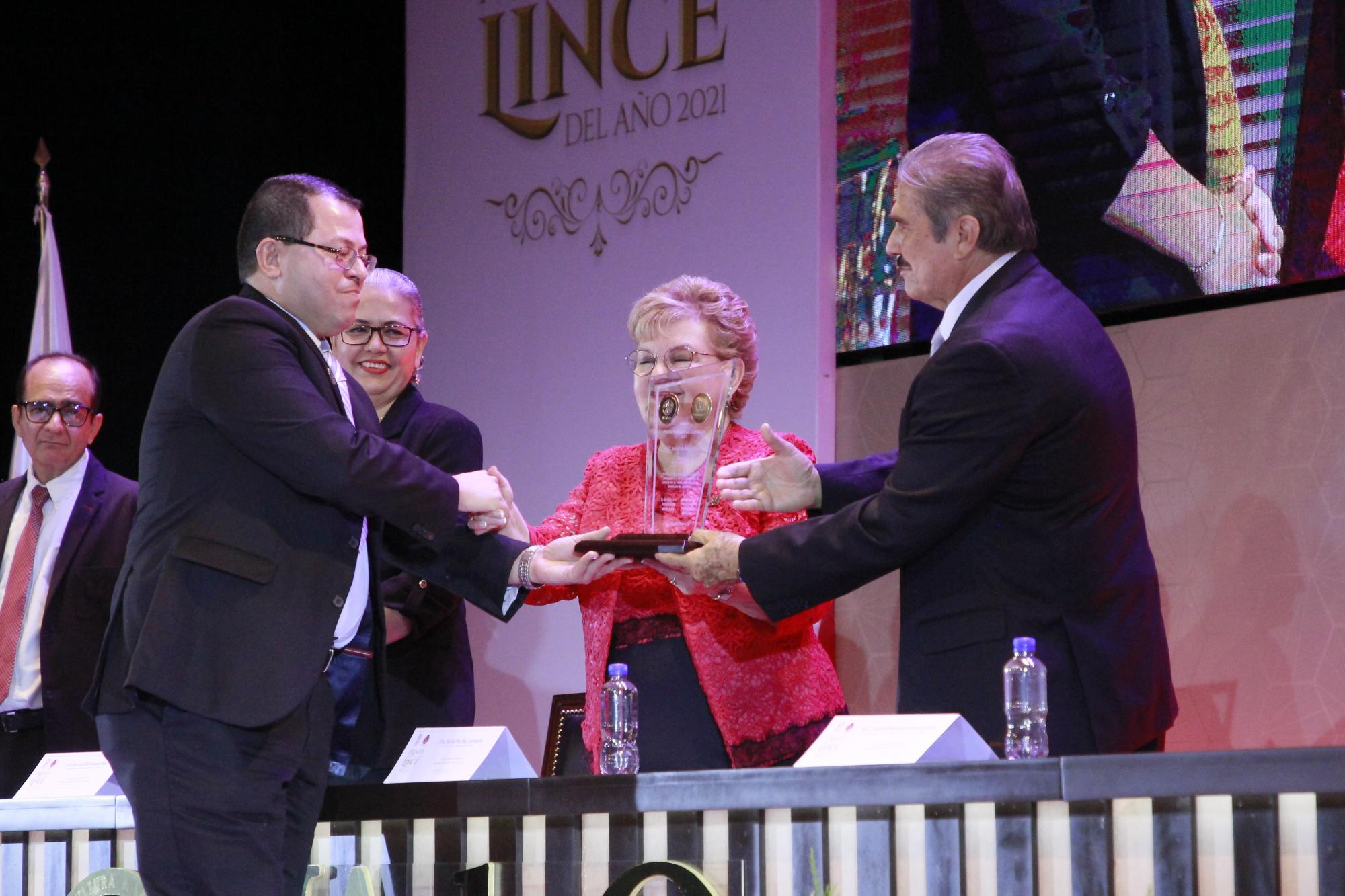 $!Reconoce UAdeO trayectoria de 14 egresados con el Premio Lince al Profesionista del Año