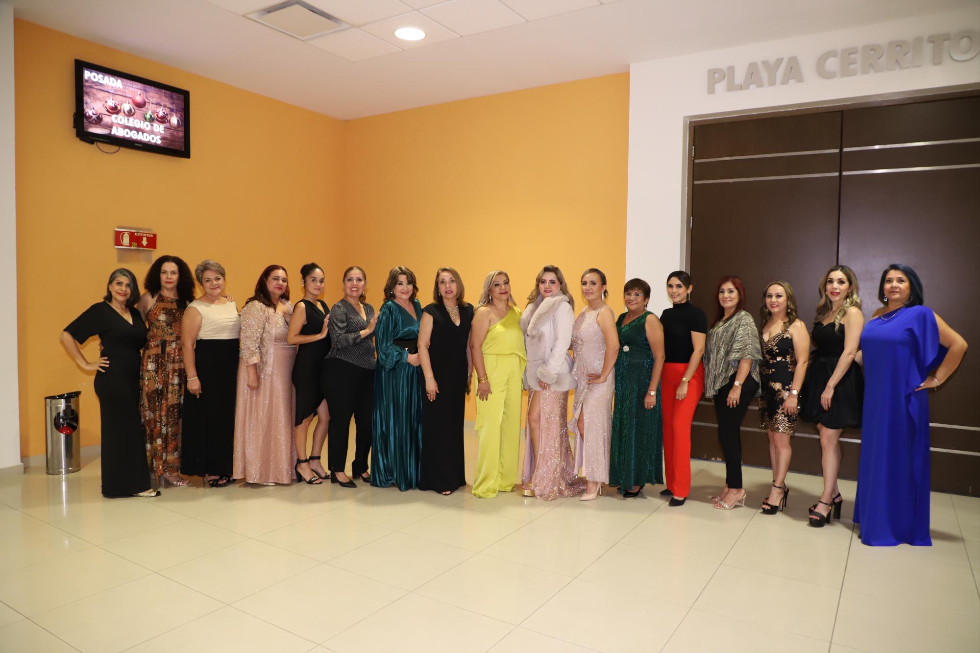 $!Las damas se toman la fotografía del recuerdo.