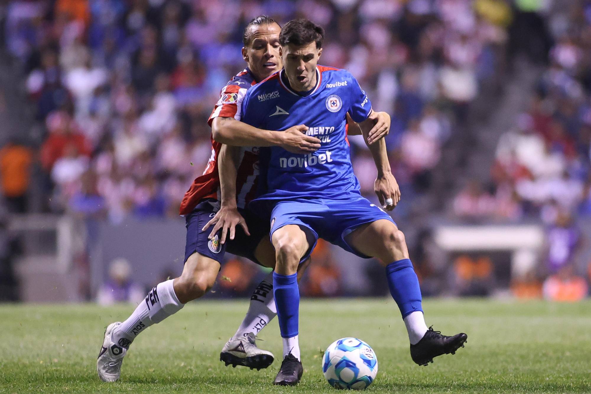 $!Cruz Azul impone su ley y le quita el invicto a Chivas