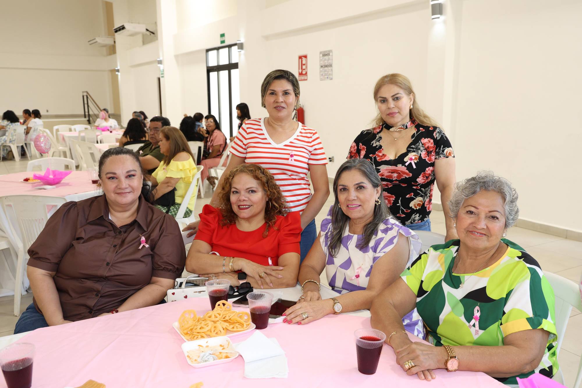 $!Ana Valdez y Karina Nava. Sentadas, Marcia Sánchez, Missy Nieto, Nina Lejarza y Chayito Ramírez.
