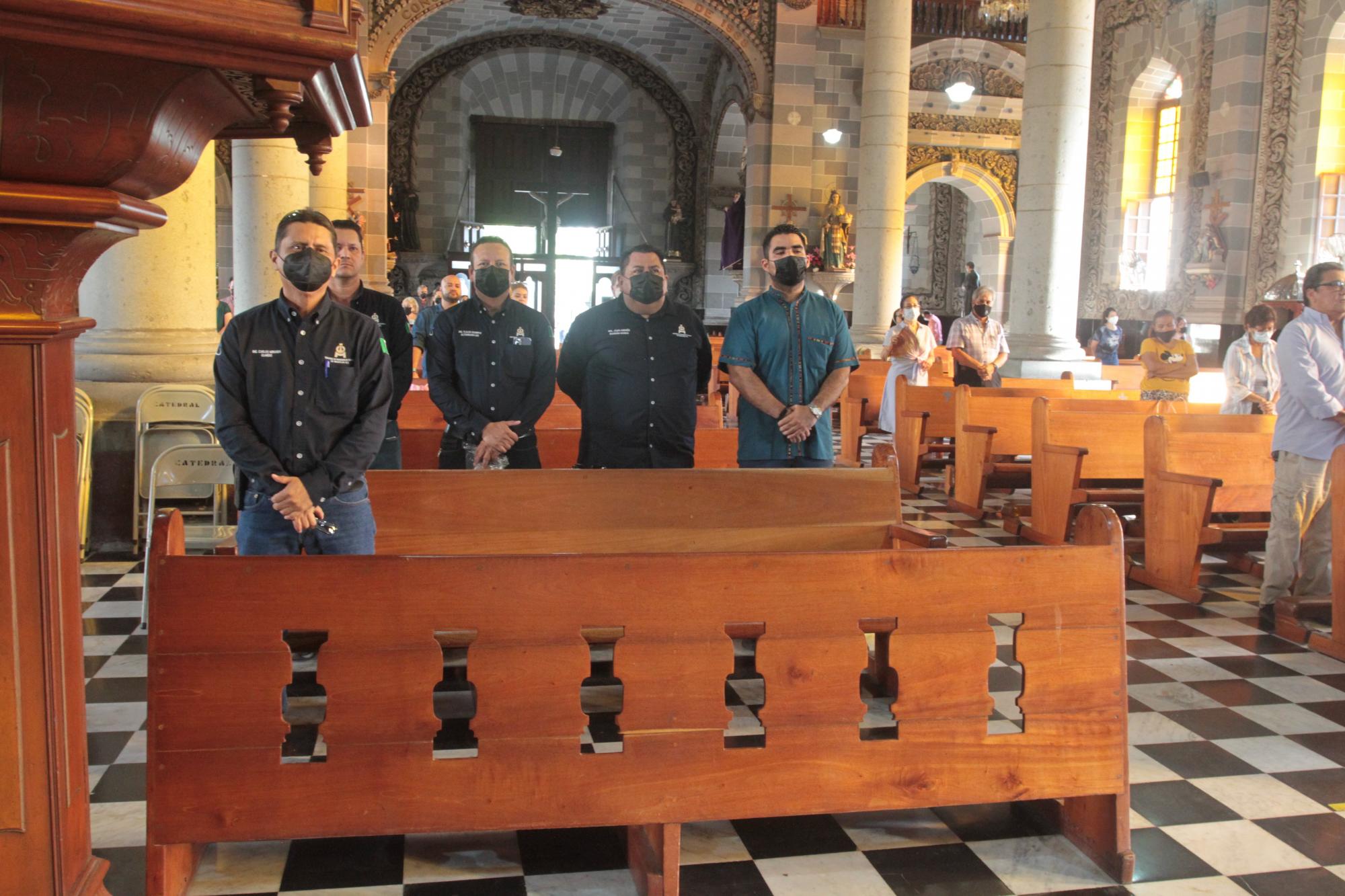 $!Los asistentes estuvieron muy atentos a la misa.