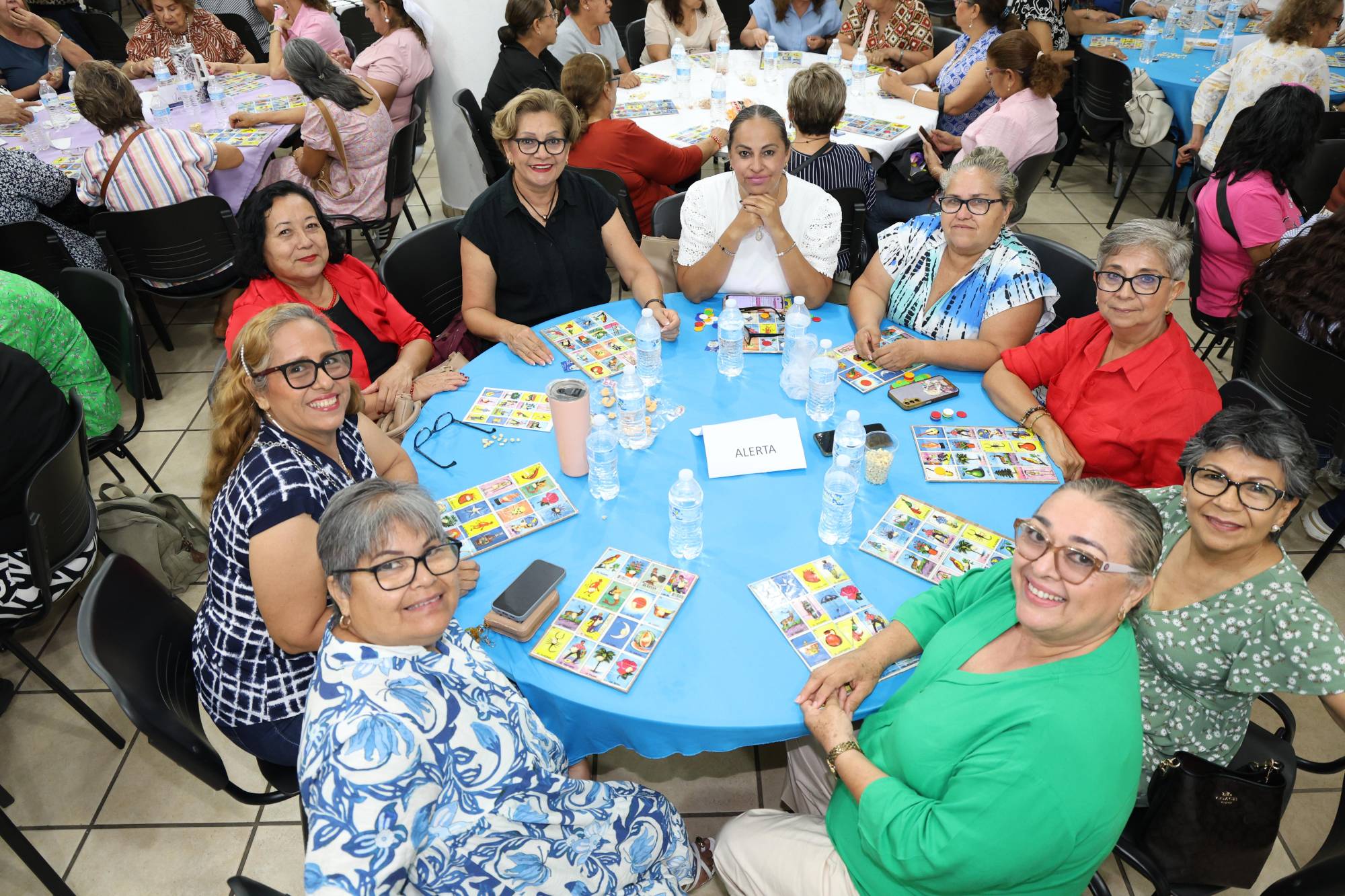 $!Integrantes de Anspac Mazatlán compartieron una divertida tarde de lotería llena de risas y convivencia.