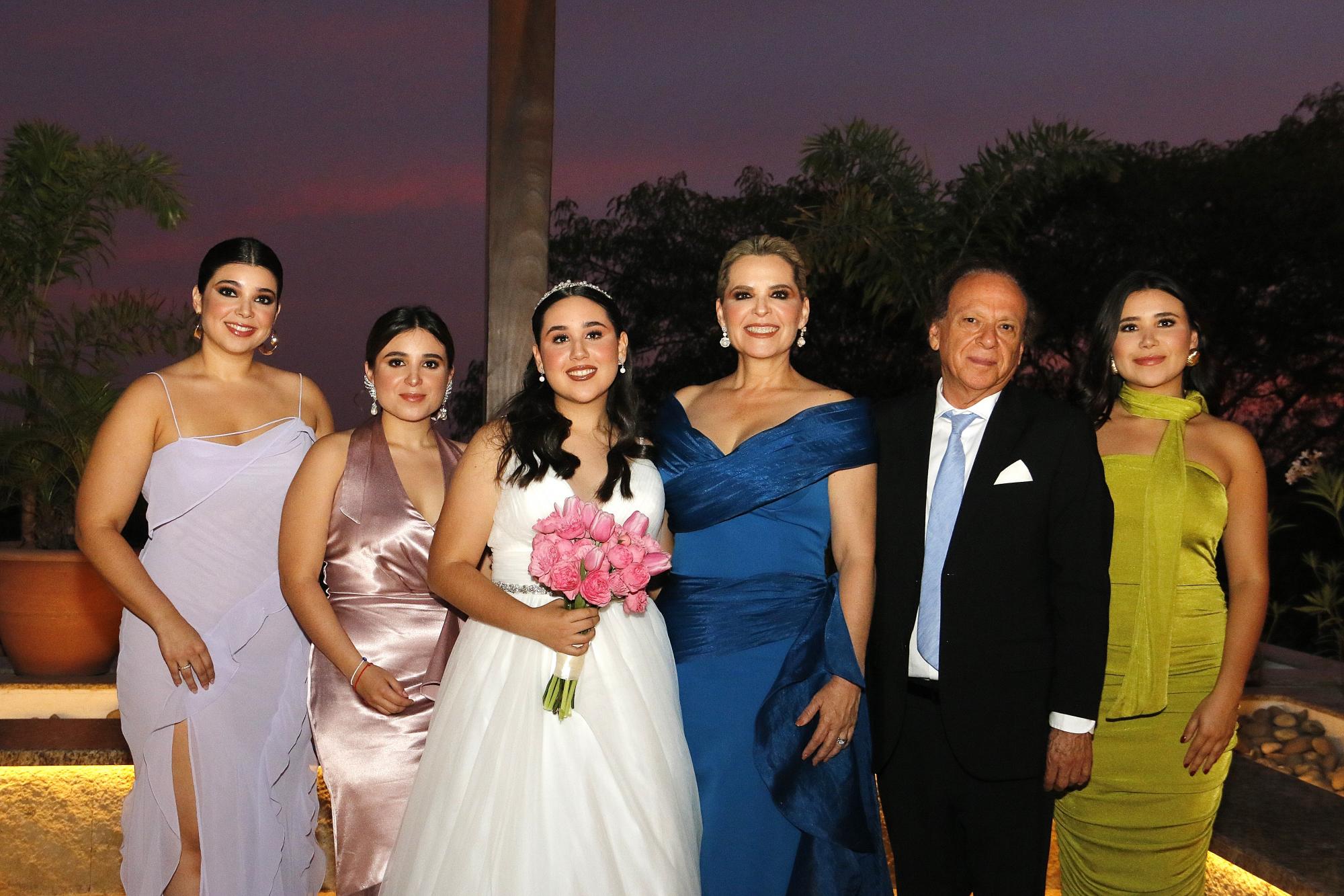 $!La festejada junto a sus papás, y sus hermanas Francélica, Natalia y Victoria.