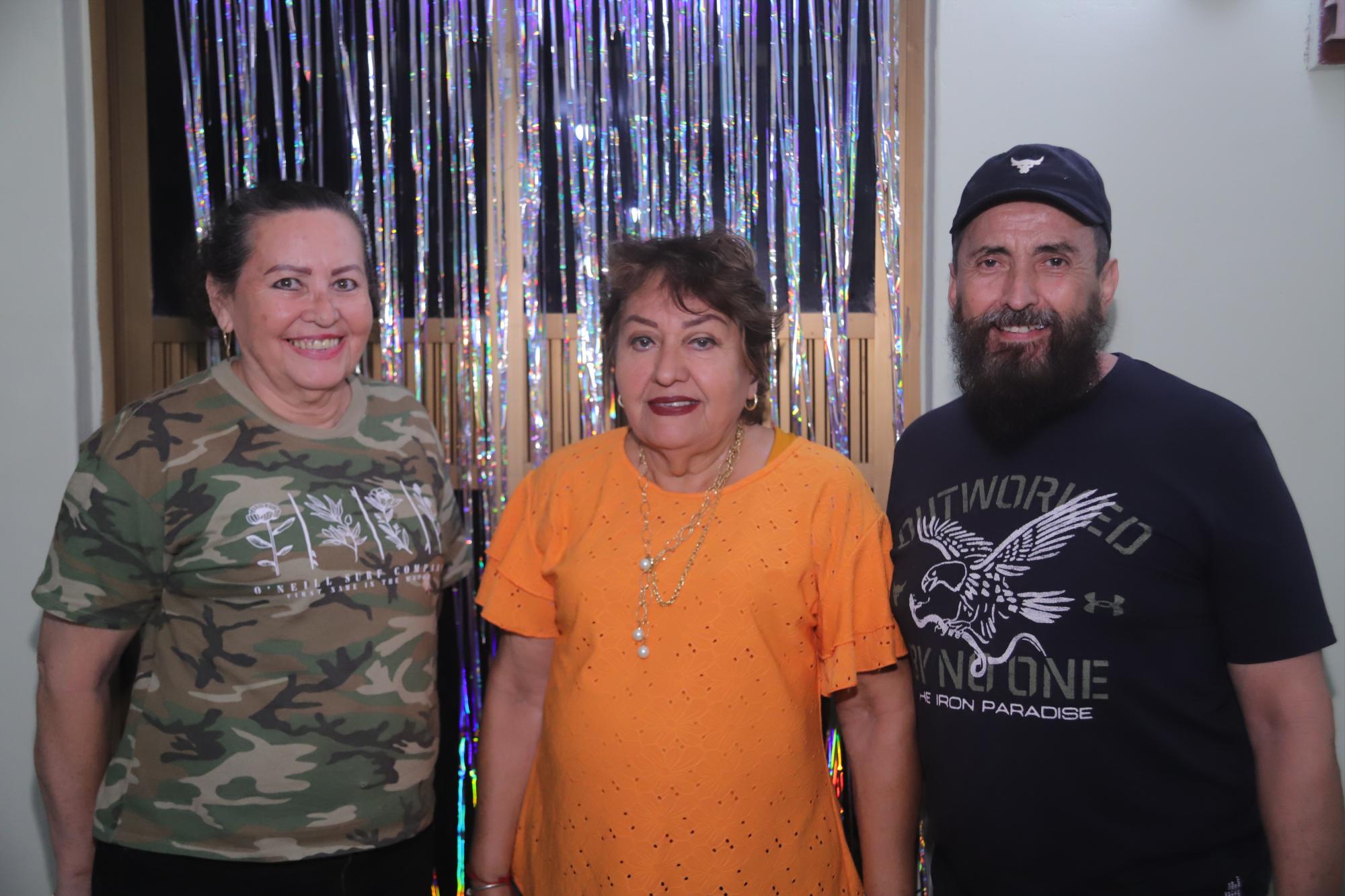 $!Martha Cecilia con sus hermanos Yolanda y Rafael Muñoz.