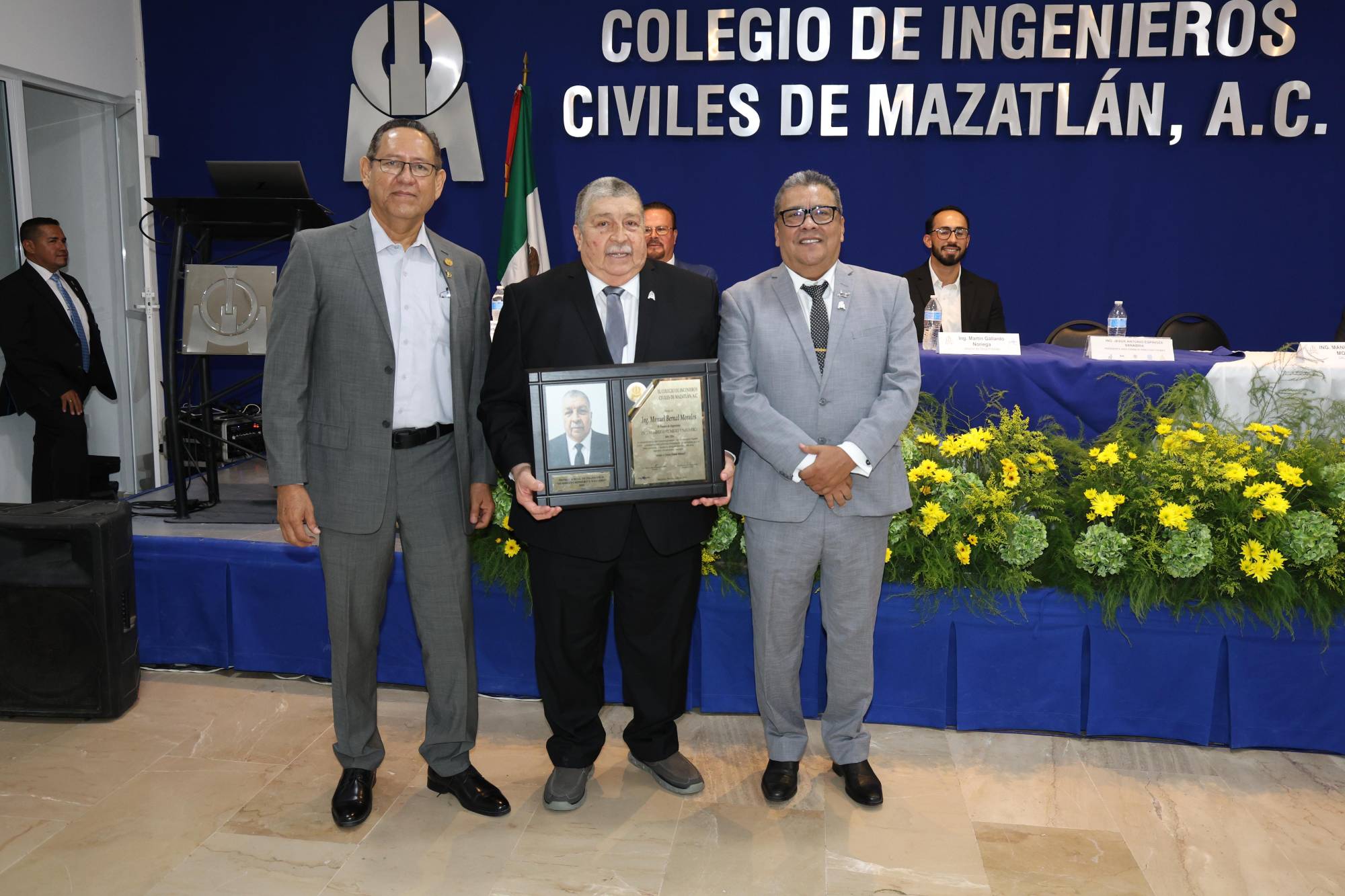 $!Leandro Jesús Ibáñez Álvarez y Jesús Antonio Espinoza Sanabria entregan el reconocimiento al profesionista.