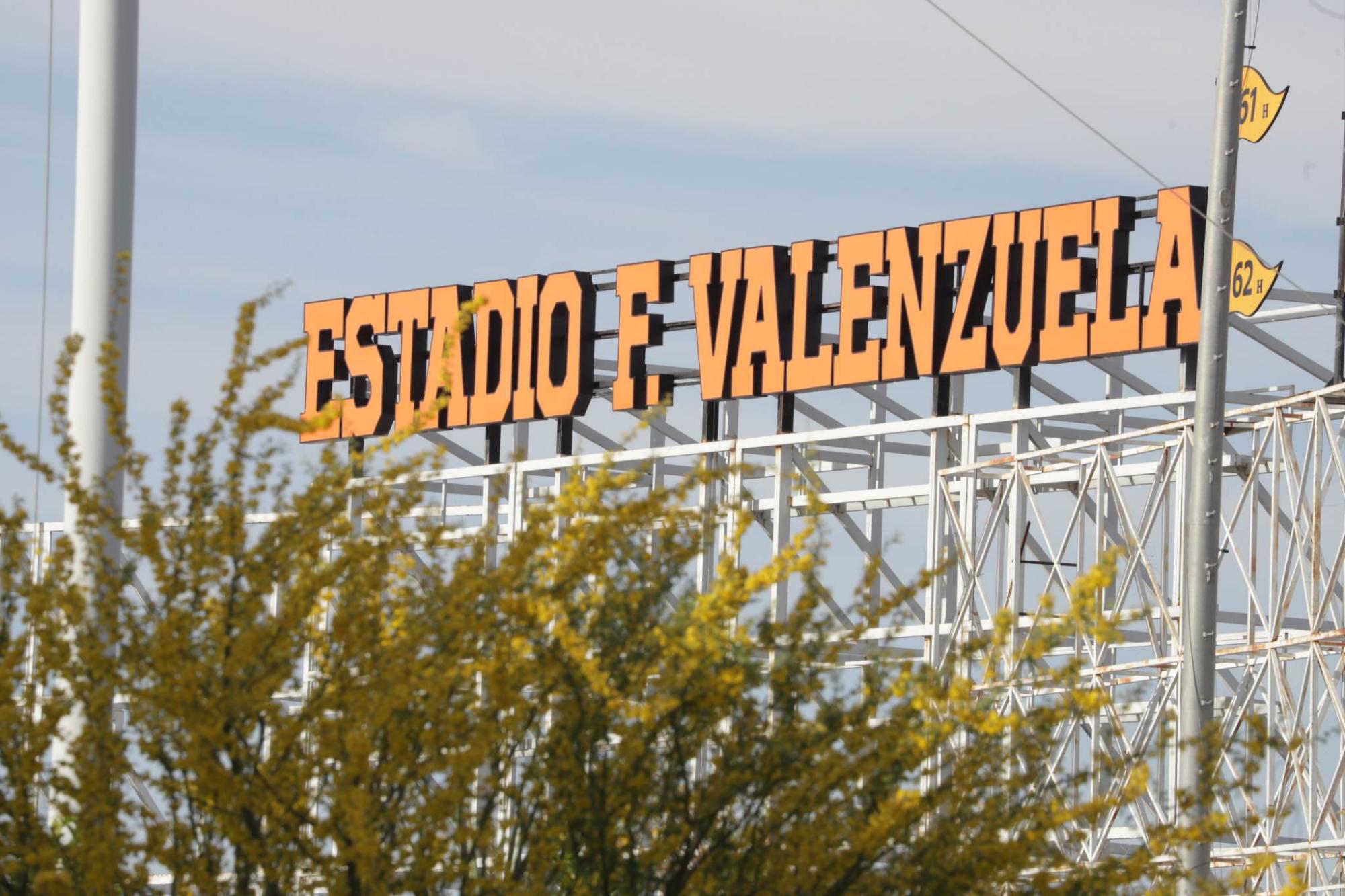 $!El nombre de Fernando Valenzuela ya luce en el estadio de Naranjeros de Hermosillo