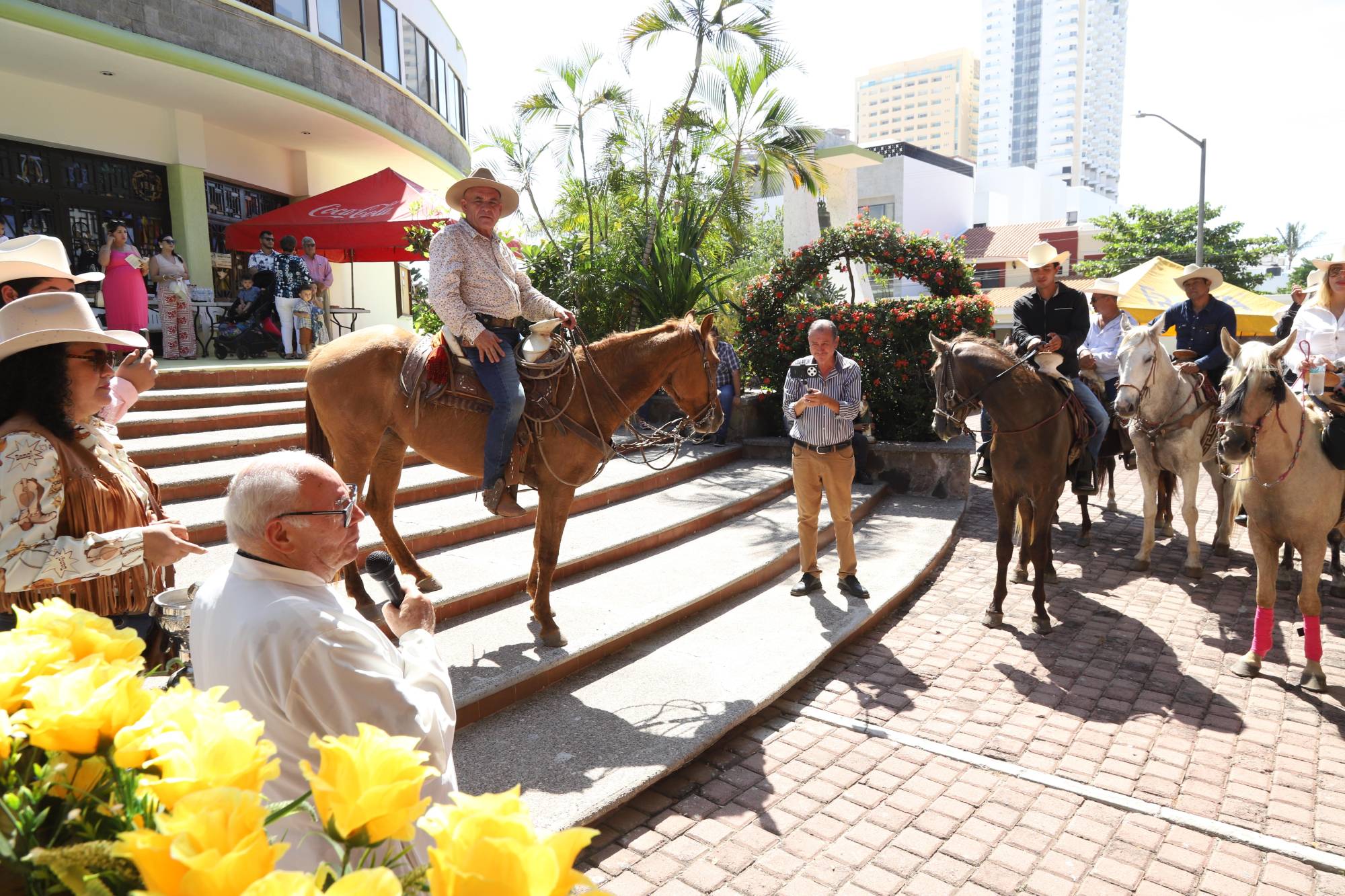 $!El Padre Horacio Hernández recibe a los jinetes