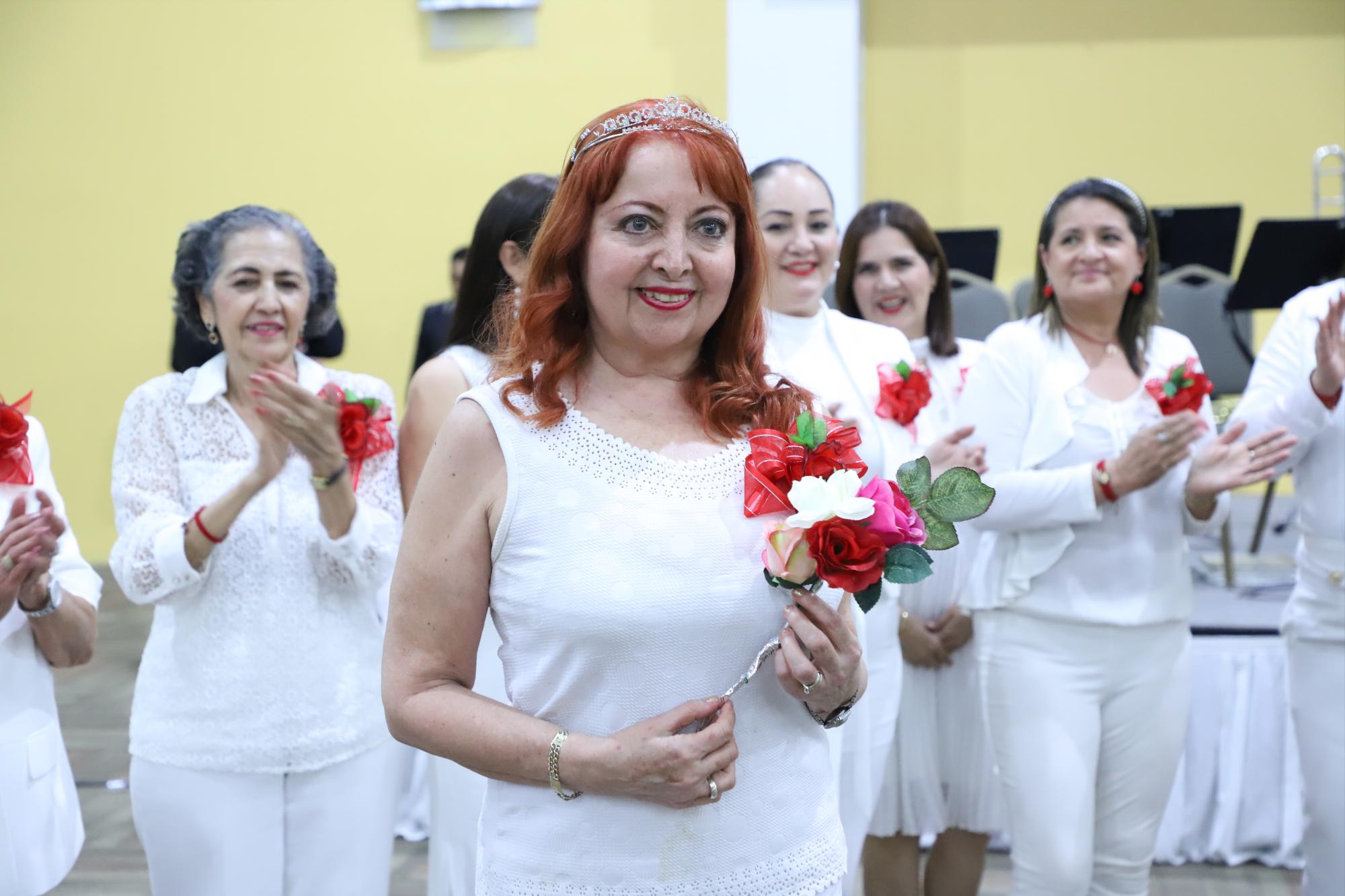 $!Laura Elena Ponzo con su corona y ramo de flores.