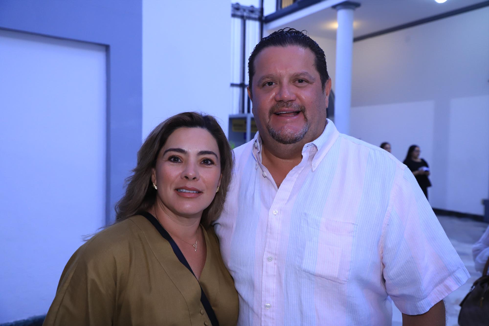 $!Iris Escobar de Velasco y José Velasco.