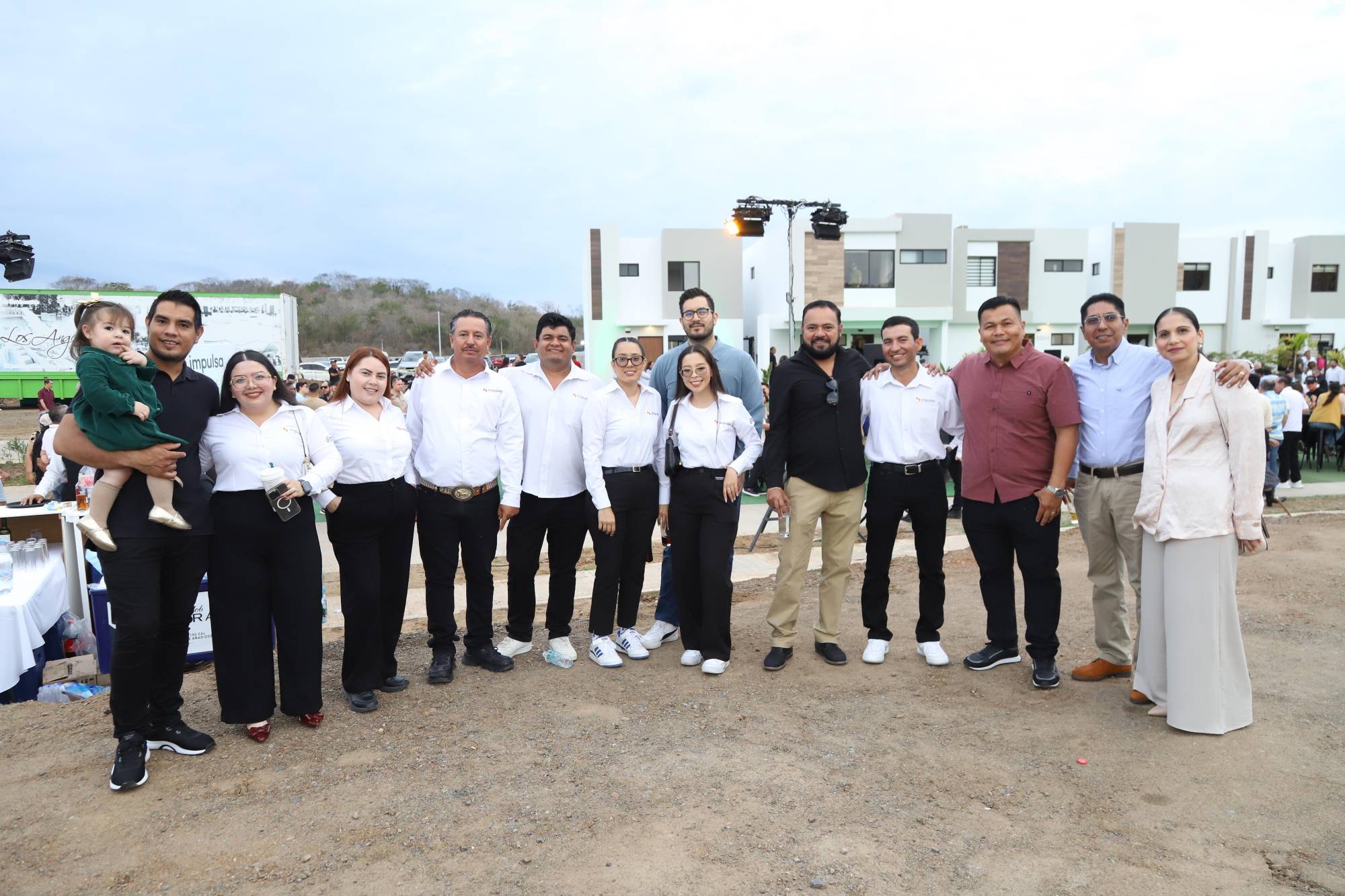 $!Los colaboradores de Impulsa se toman la fotografía del recuerdo.