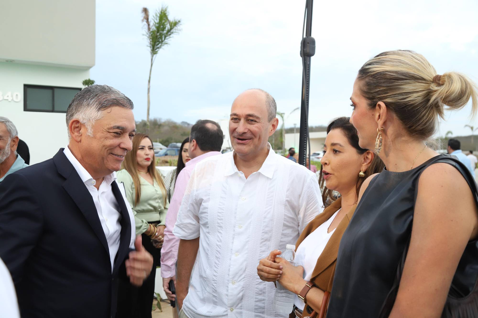 $!Rodrigo Llausás Azcona saluda a Ricardo Clouthier Carrillo e invitadas.