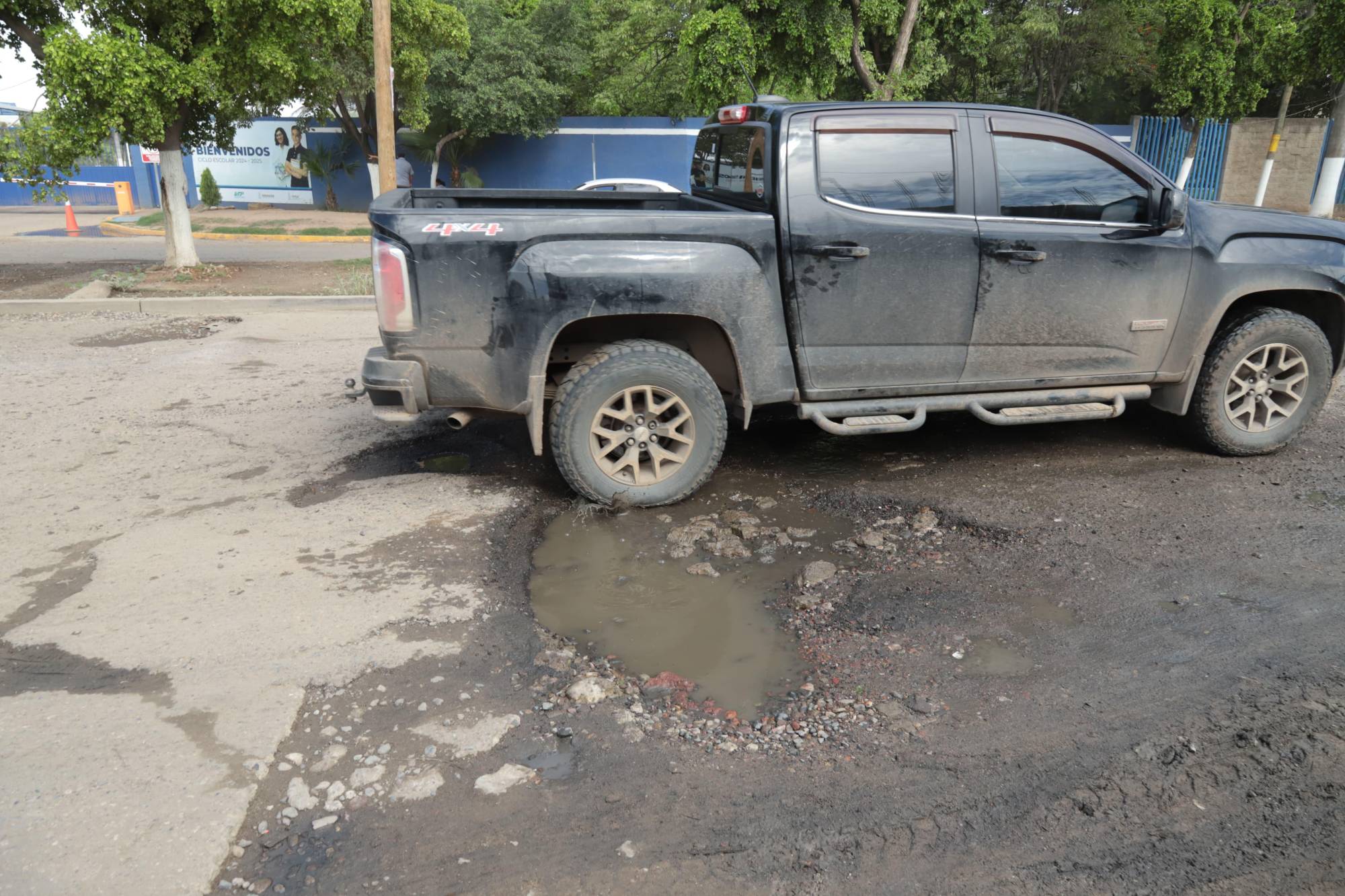 $!Por lluvias, brotan ‘cráteres’ en la avenida Manuel J. Clouthier, en Mazatlán