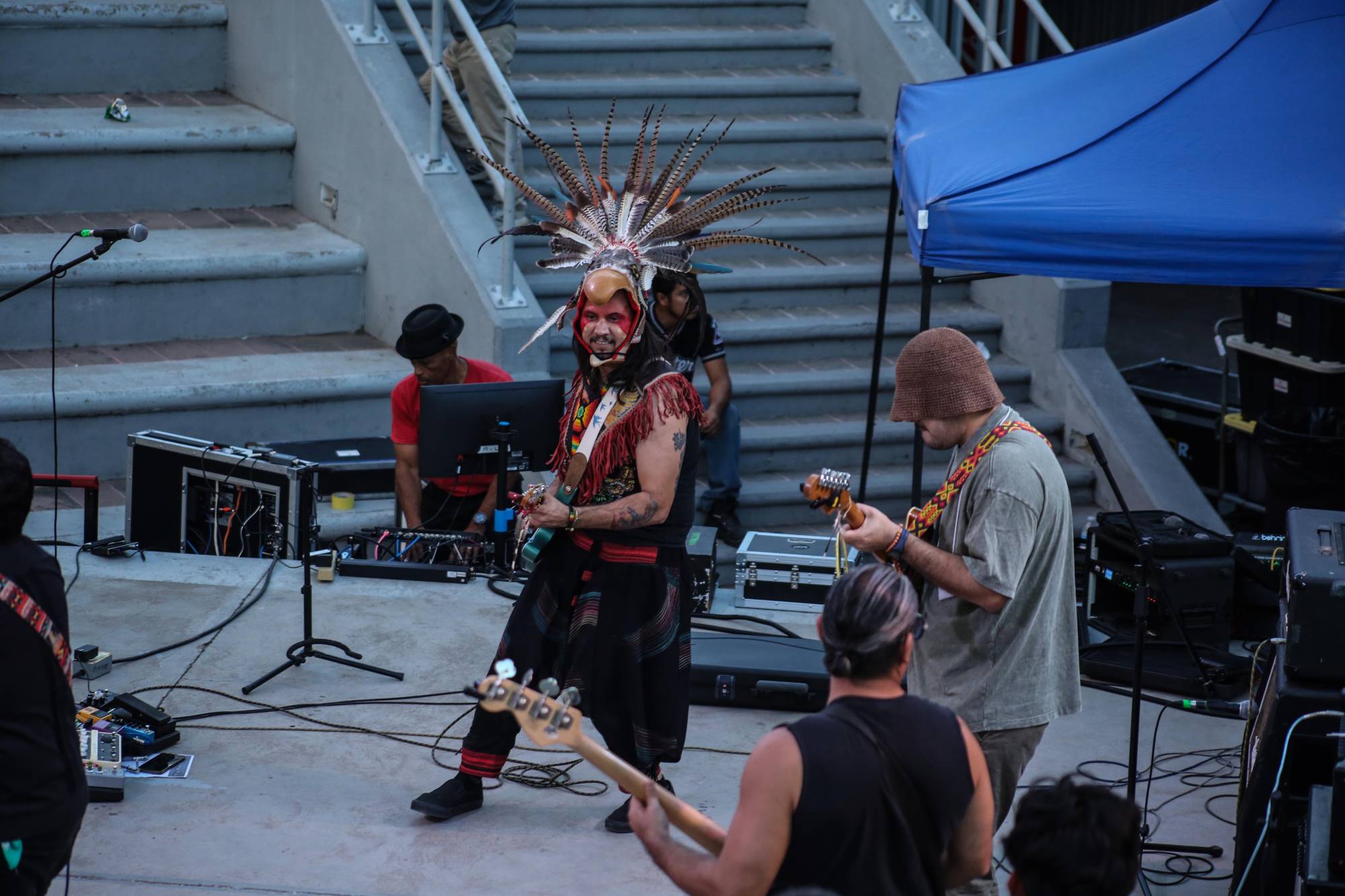 $!Abrió Aluxes (de Culiacán) con una propuesta de reggae a cargo de Enrique Rashide Serrato en el bajo.