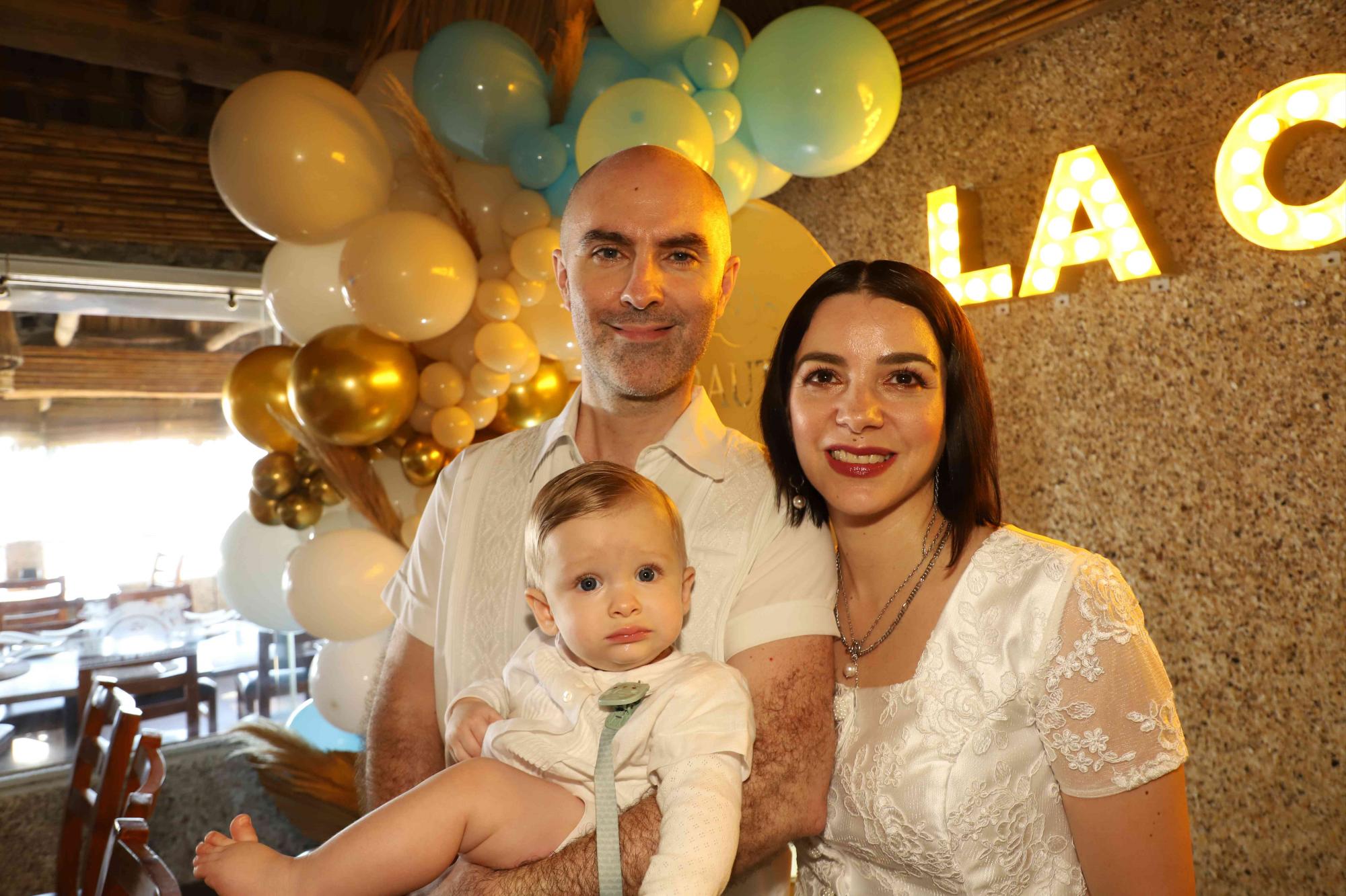 $!El recién bautizado en brazos de sus papás Mael Kerleau y Dulce María Cruz.