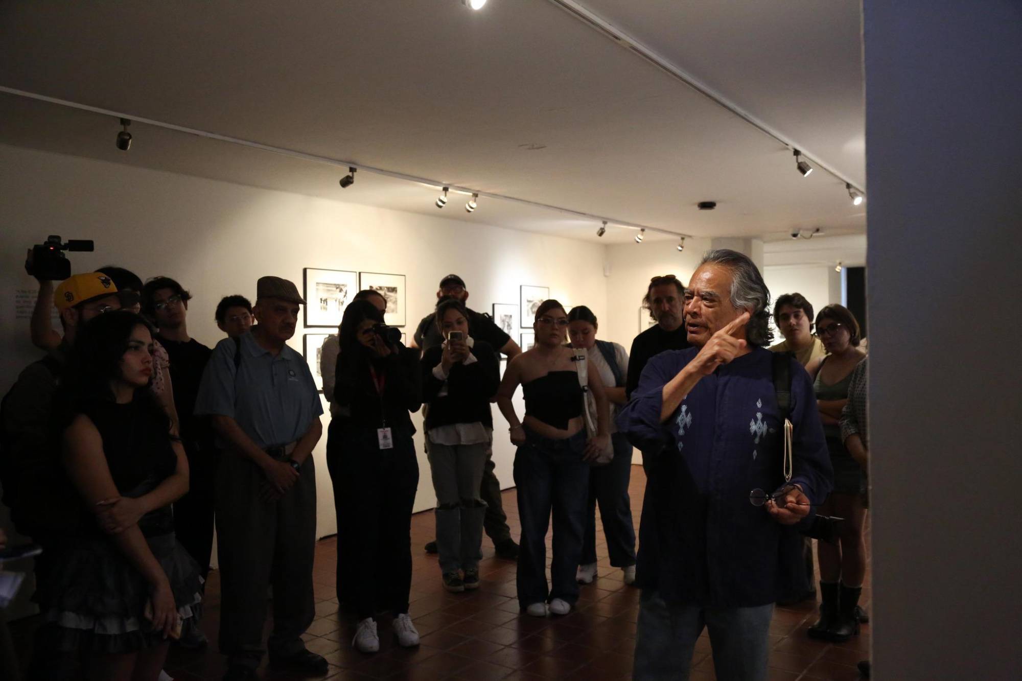 $!El público escuchó atento las palabras del expositor.