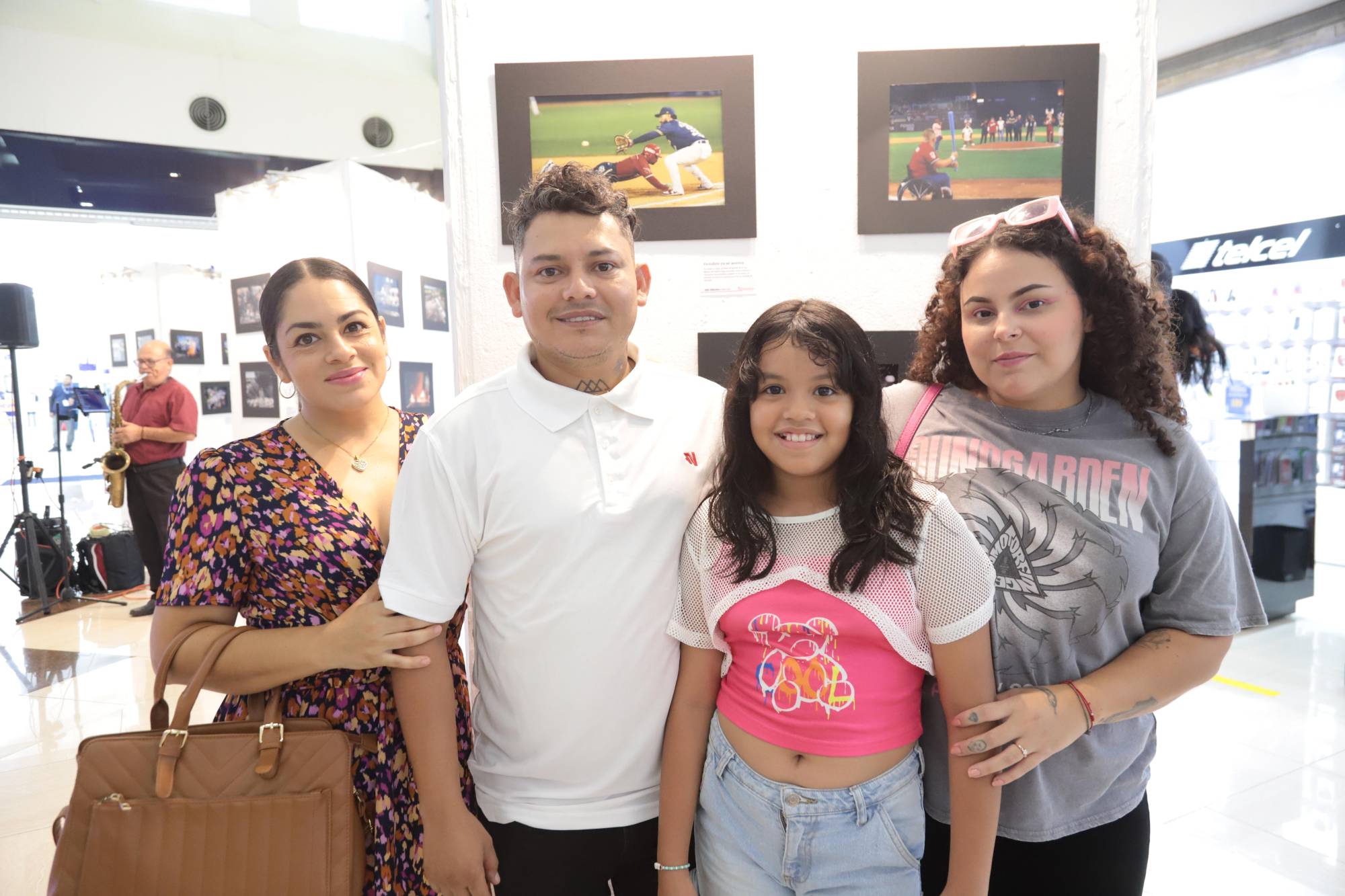 $!Carlos Zataráin entre Dalia Zataráin, Helena Castillo y Edith Guevara.