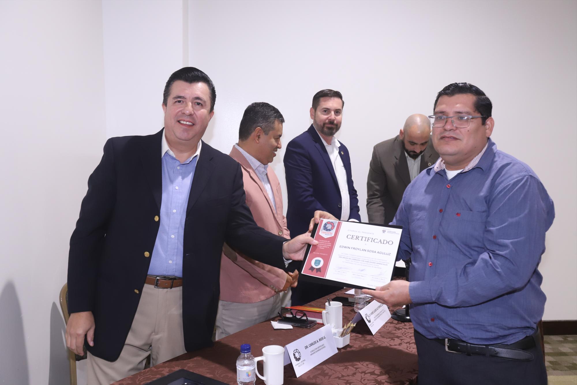 $!Carlos Alberto Ríos Galván hace entrega de su diploma a Edwin Froylan Sosa.