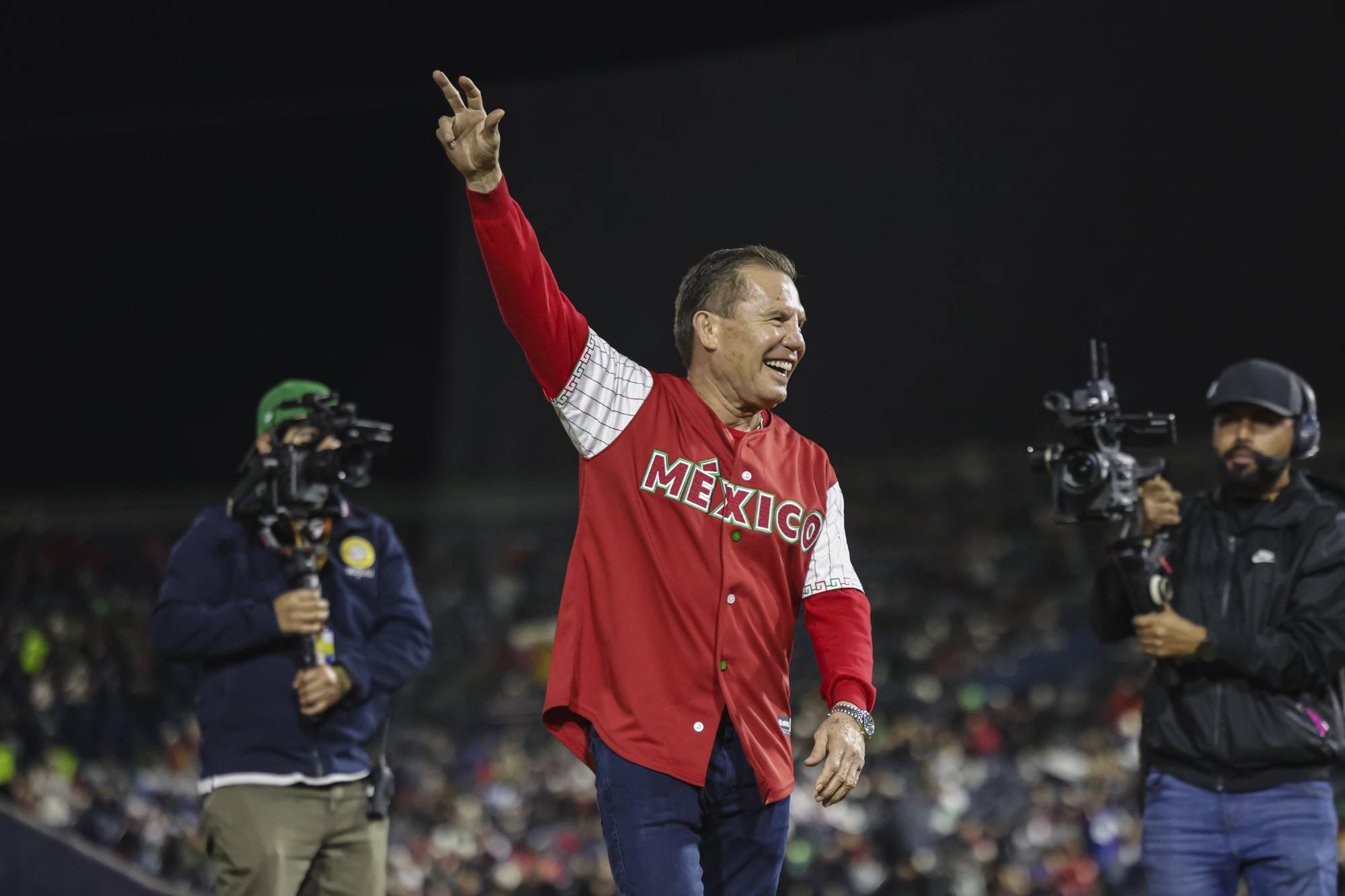 $!Julio César Chávez lanza la primera bola en final de la Serie del Caribe