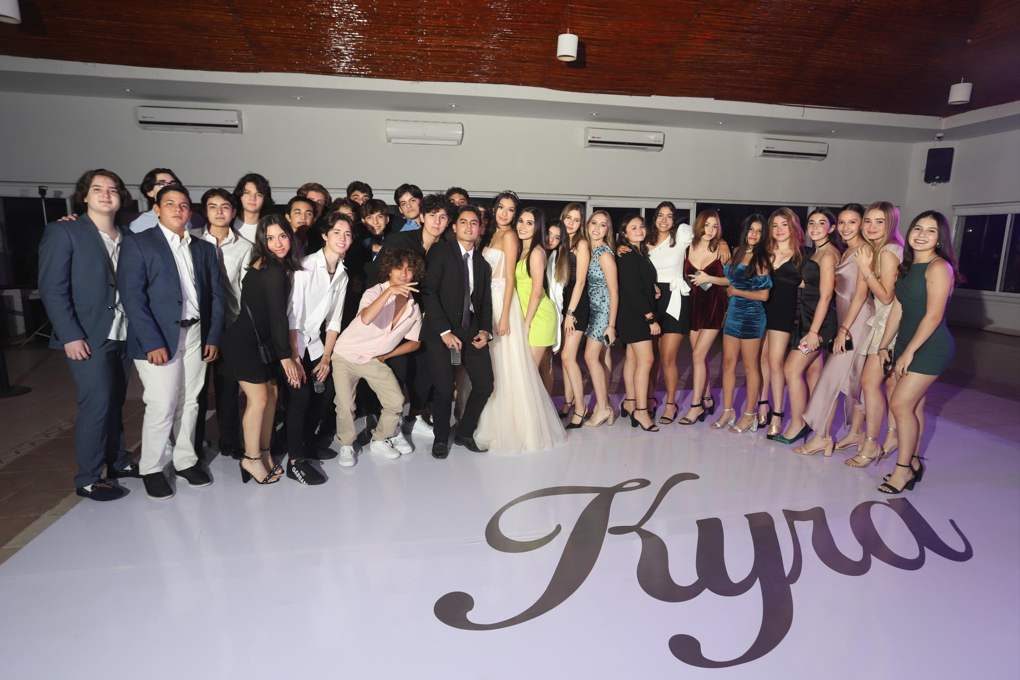 $!Kyra, rodeada de sus amigos, pasó una velada inolvidable.